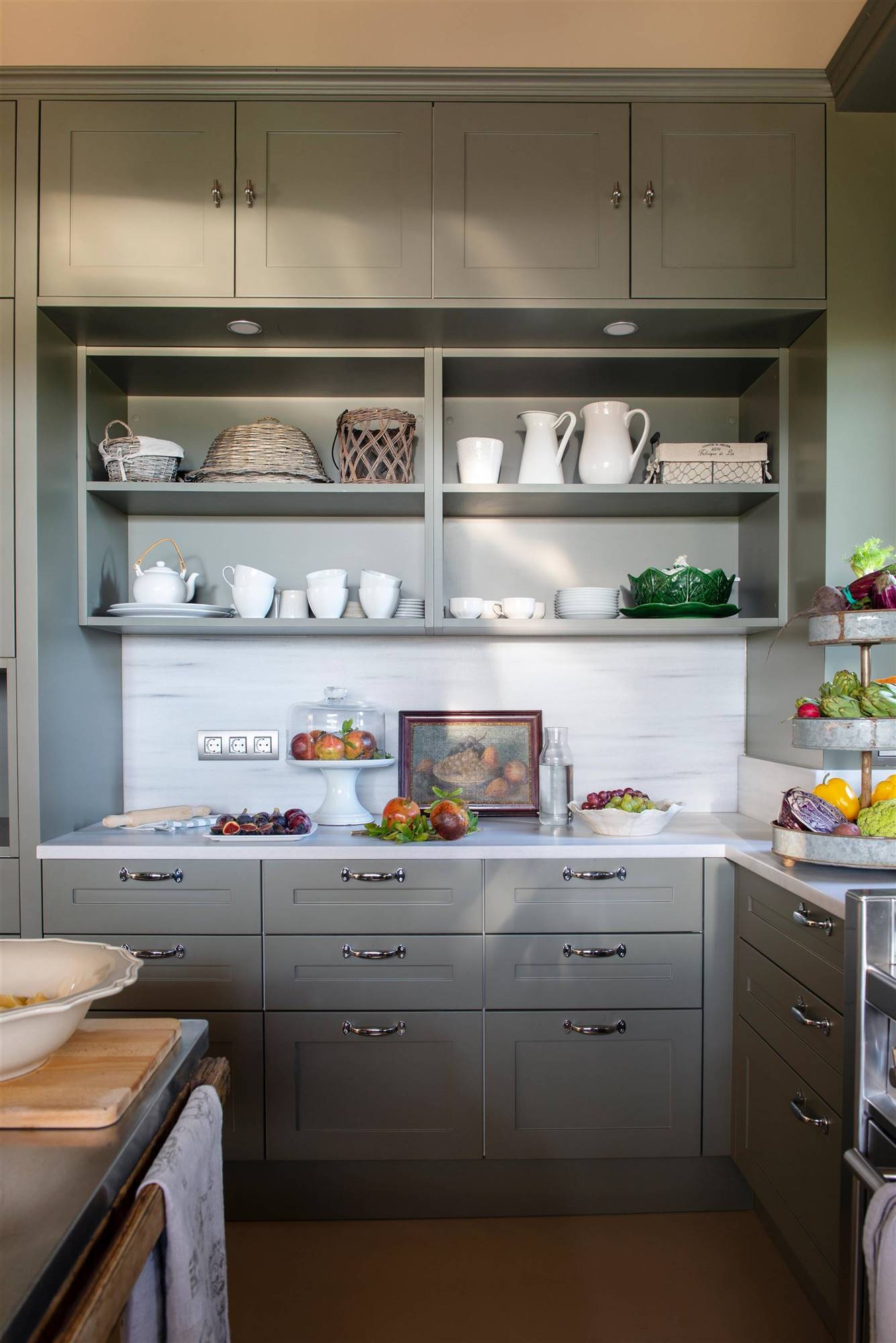 Muebles de cocina grises con estantes abiertos. 