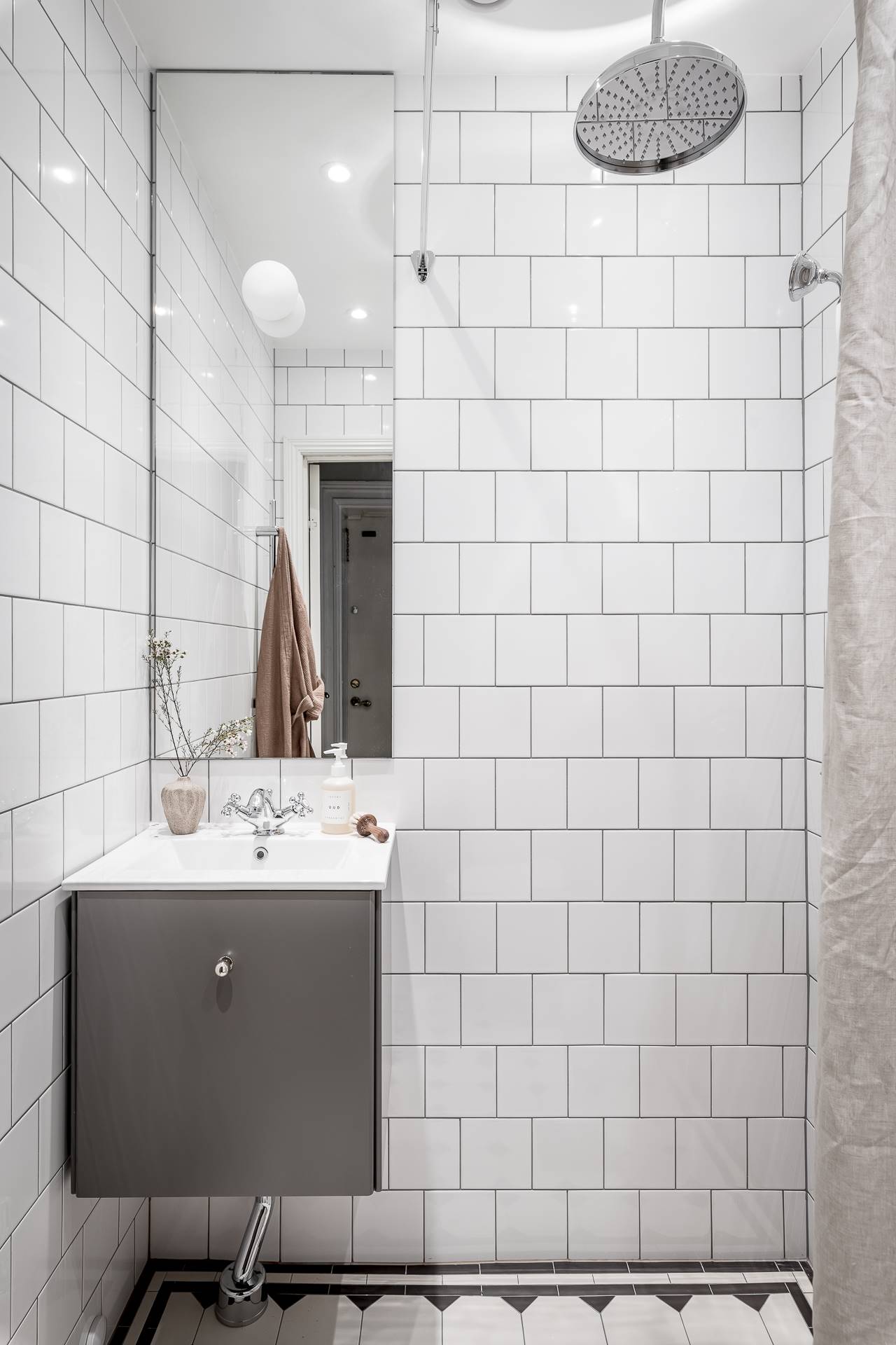Baño pequeño de diseño nórdico decorado en blanco y gris