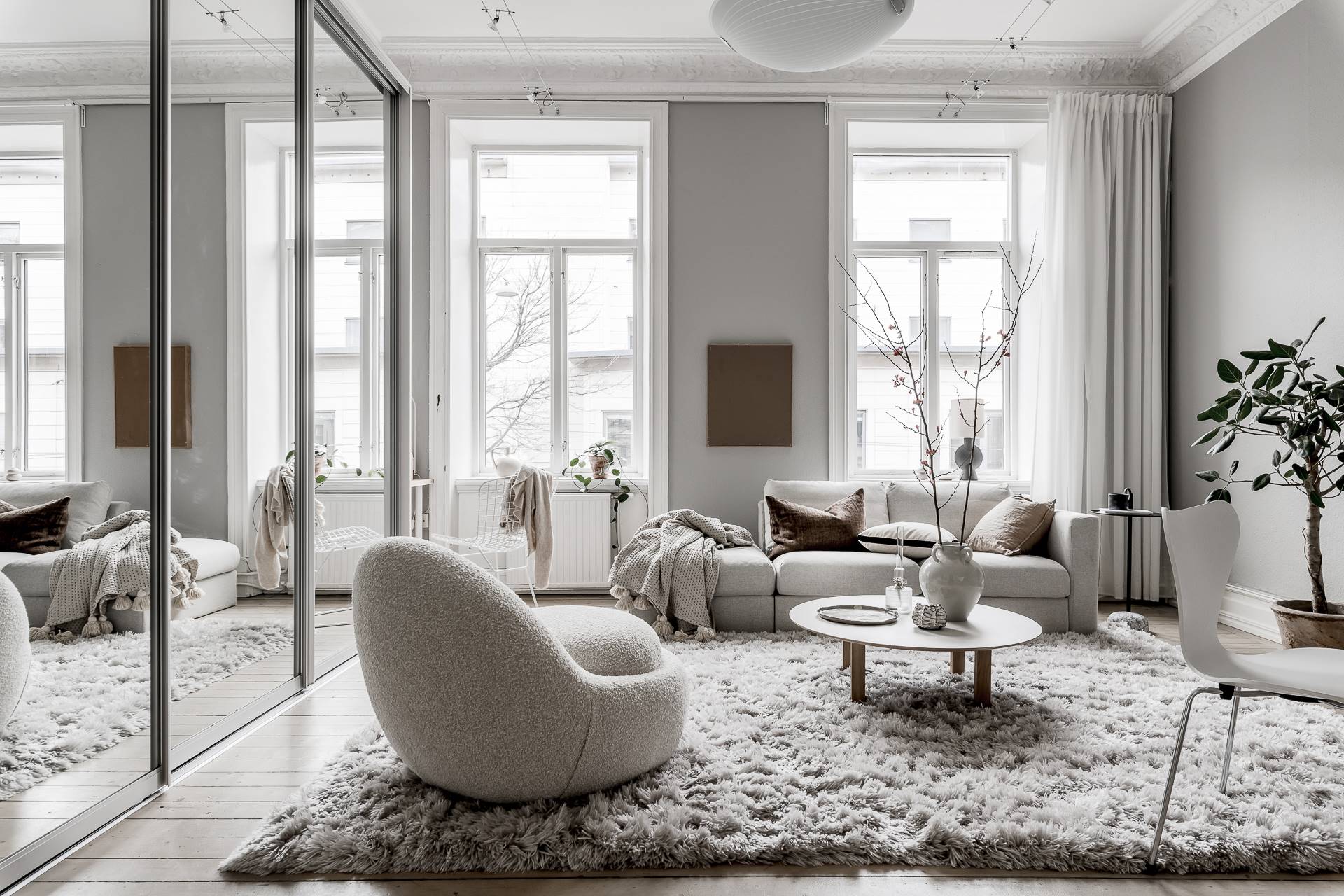 Salón de diseño nórdico decorado en blanco y gris