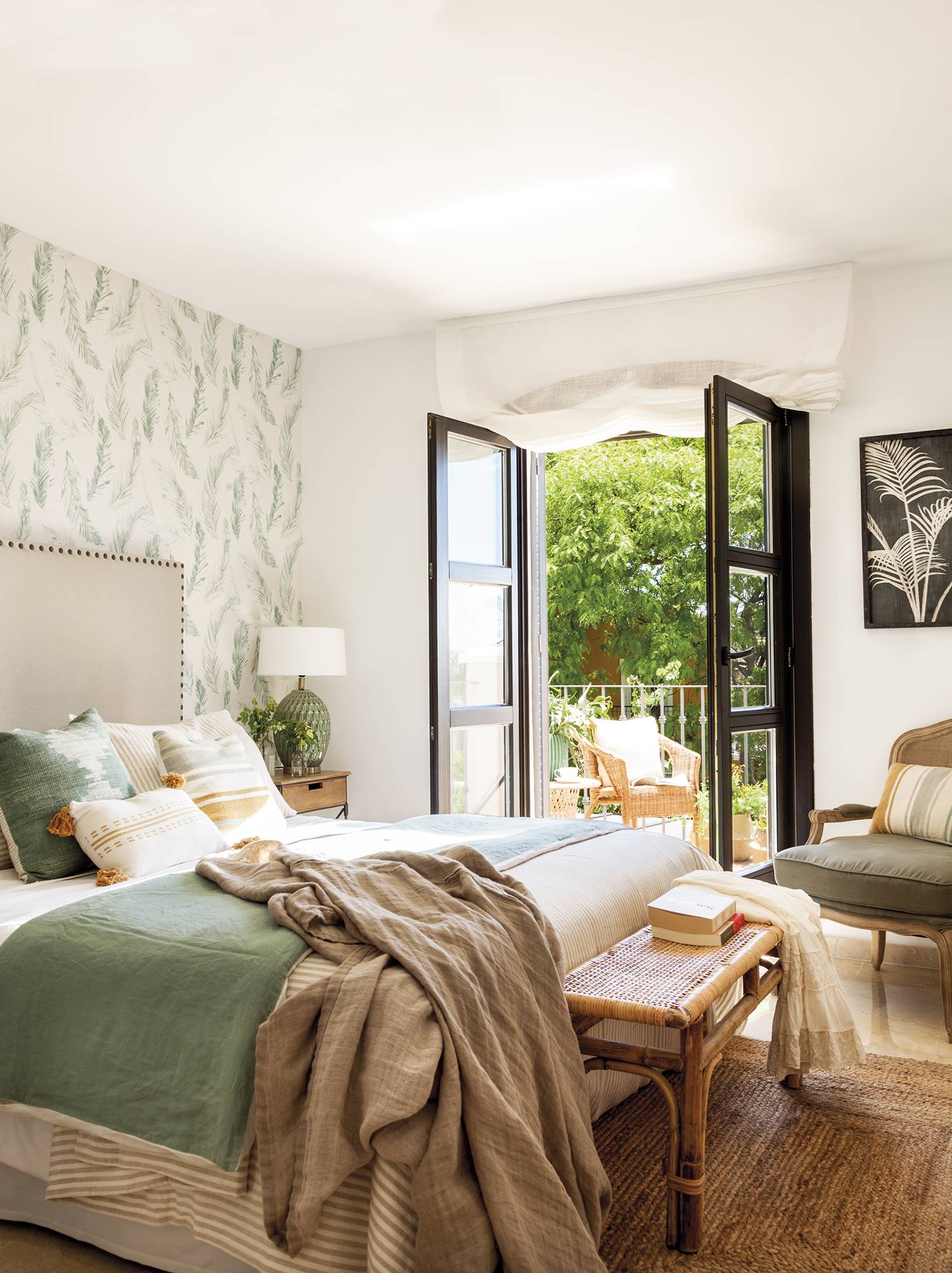 Dormitorio de primavera con papel pintado botánico, cabecero con remaches y banco de fibras MG 5224-1