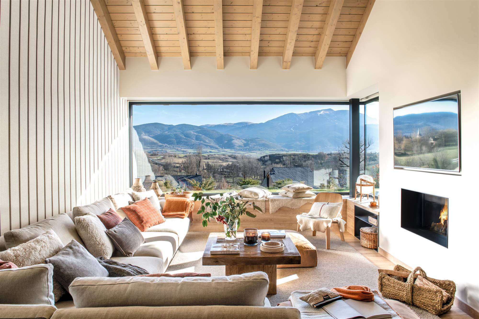 Salón de casa de montaña con papel pintado a rayas y gran ventanal con vistas al paisaje 00533684