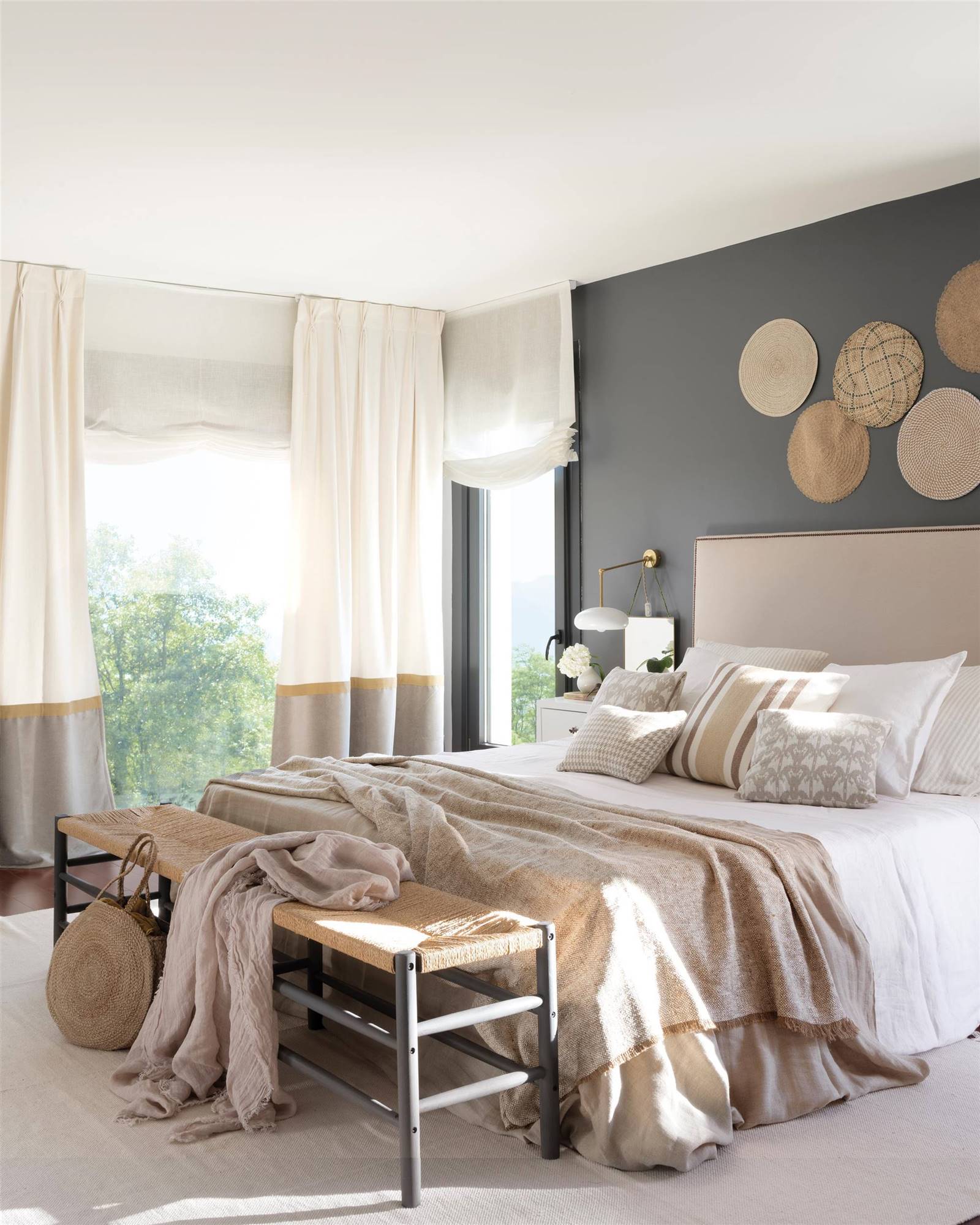 Dormitorio de estilo scandi con pared del cabecero en gris con adornos de fibra. 