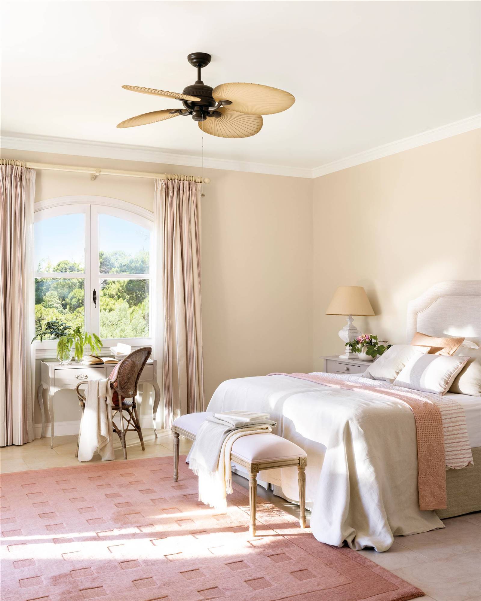 Dormitorio romántico con ropa de cama blanca y alfombra rosa. 