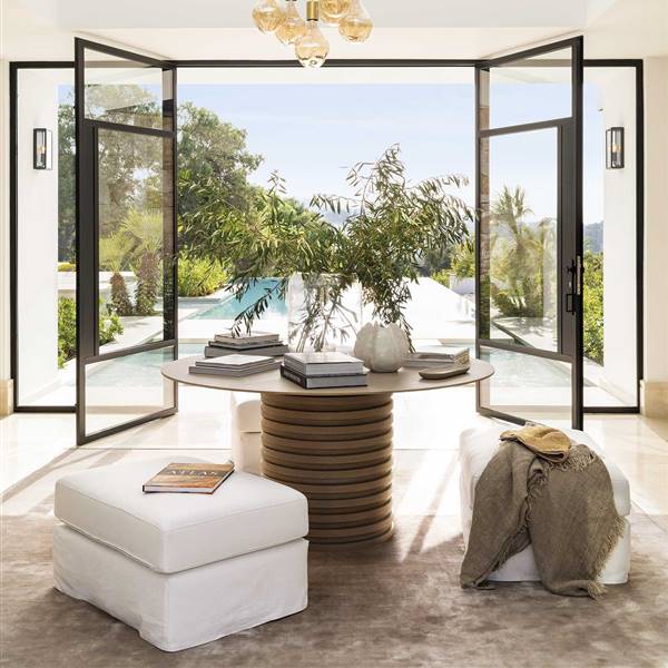 ‘Villa Victoria’, una casa que lo tiene todo para triunfar: look moderno, antigüedades, distribución abierta y la luz de la Costa del Sol