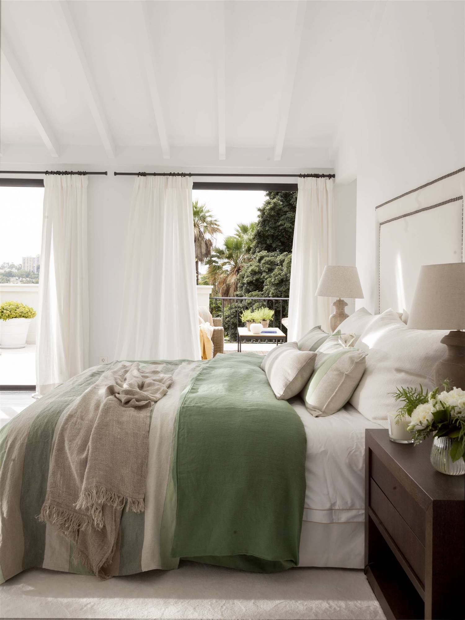 dormitorio banco con ropa de cama verde y blanca 00541779 O