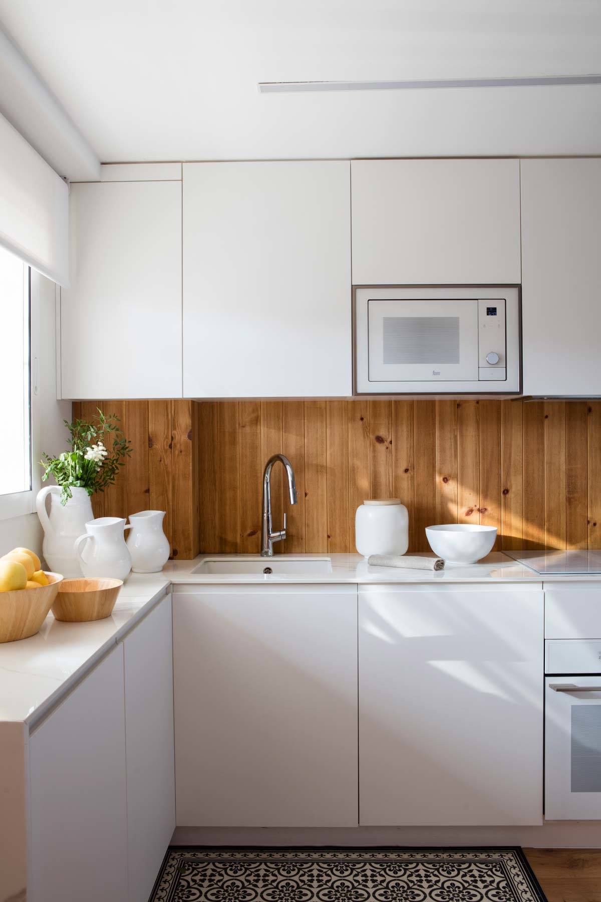 Cómo decorar una cocina moderna blanca pequeña 