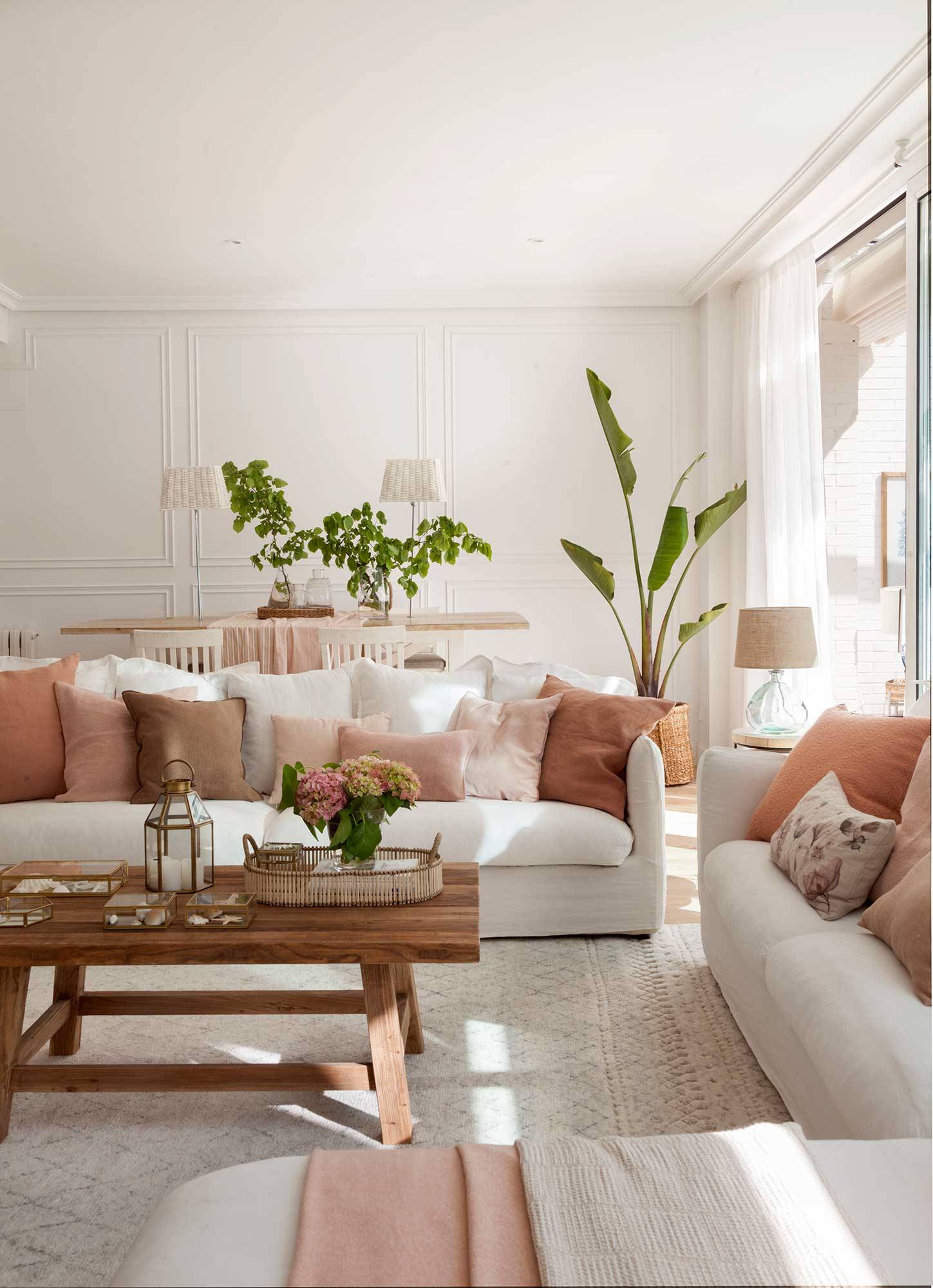 Salón blanco con sofás blancos y cojines rosas 00539464