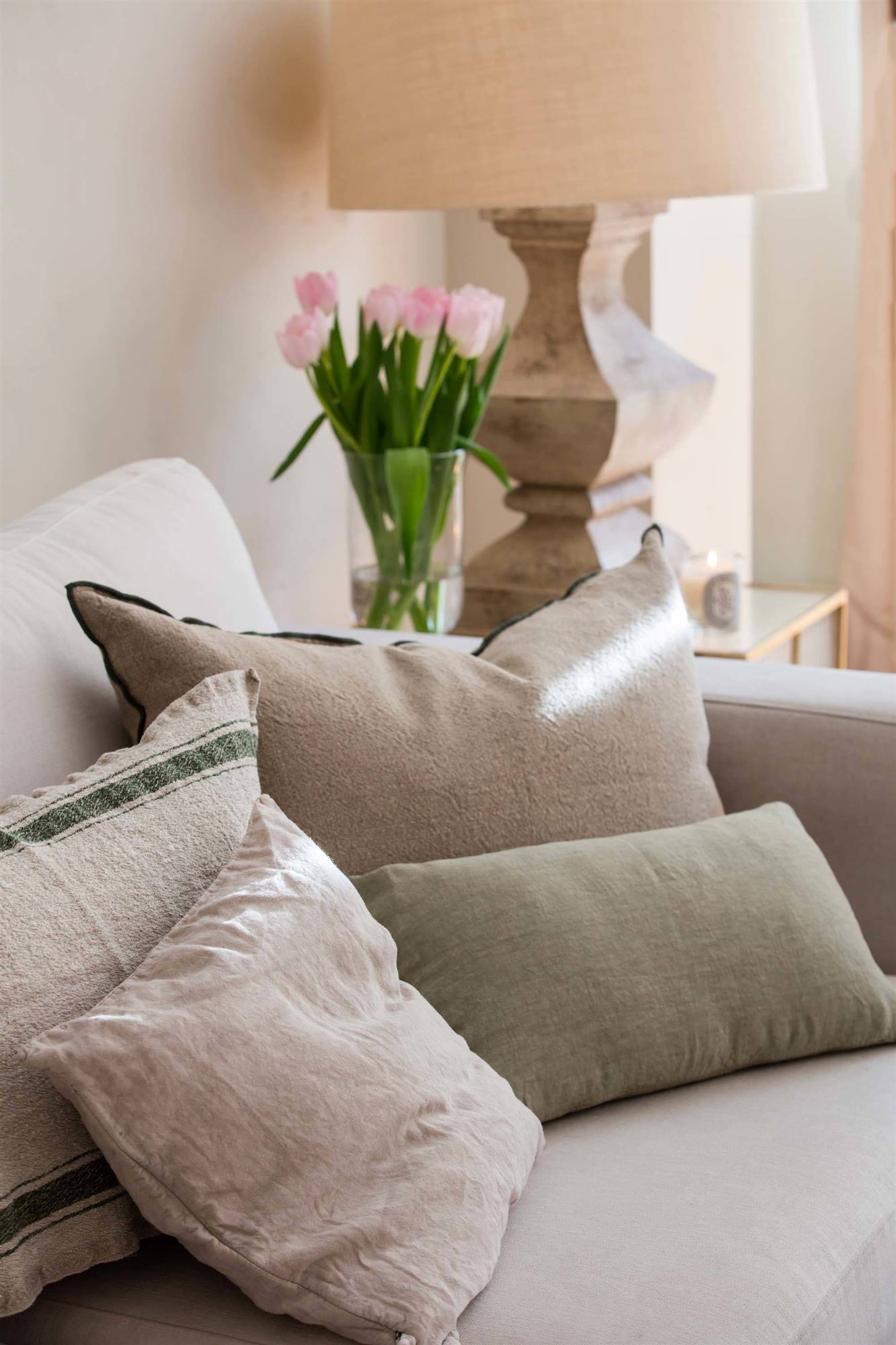 sofa-crudo-decorado-con-cojines-en-tonos-verdes-y-beis-00543333_O.jpg