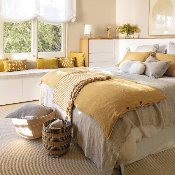 Dormitorio con cabecero a medida y textiles mostaza 00535626
