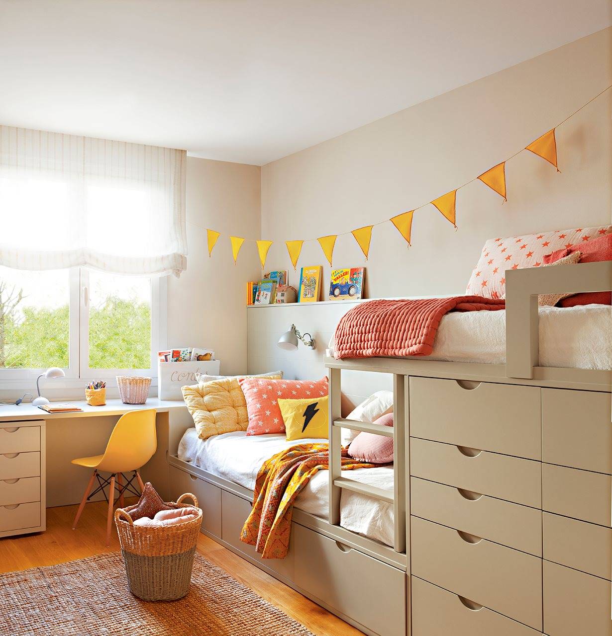 dormitorio infantil con litera y guirnalda de banderillas amarillas 