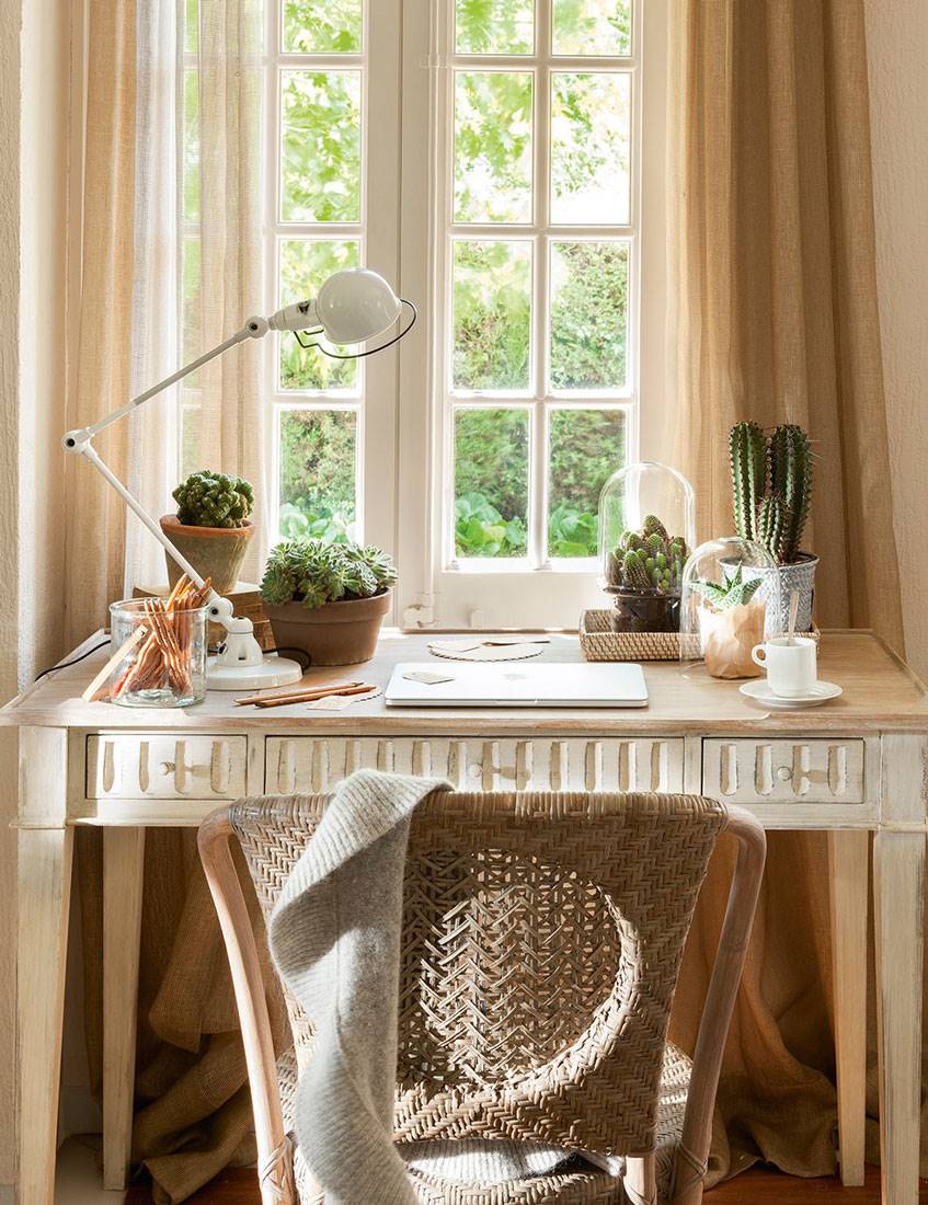 mesa-de-escritorio-con-lampara-flexo-y-silla-de-fibras-naturales-con-macetas-de-cactus-enfrente-de-ventana-con-cuarterones 709042aa