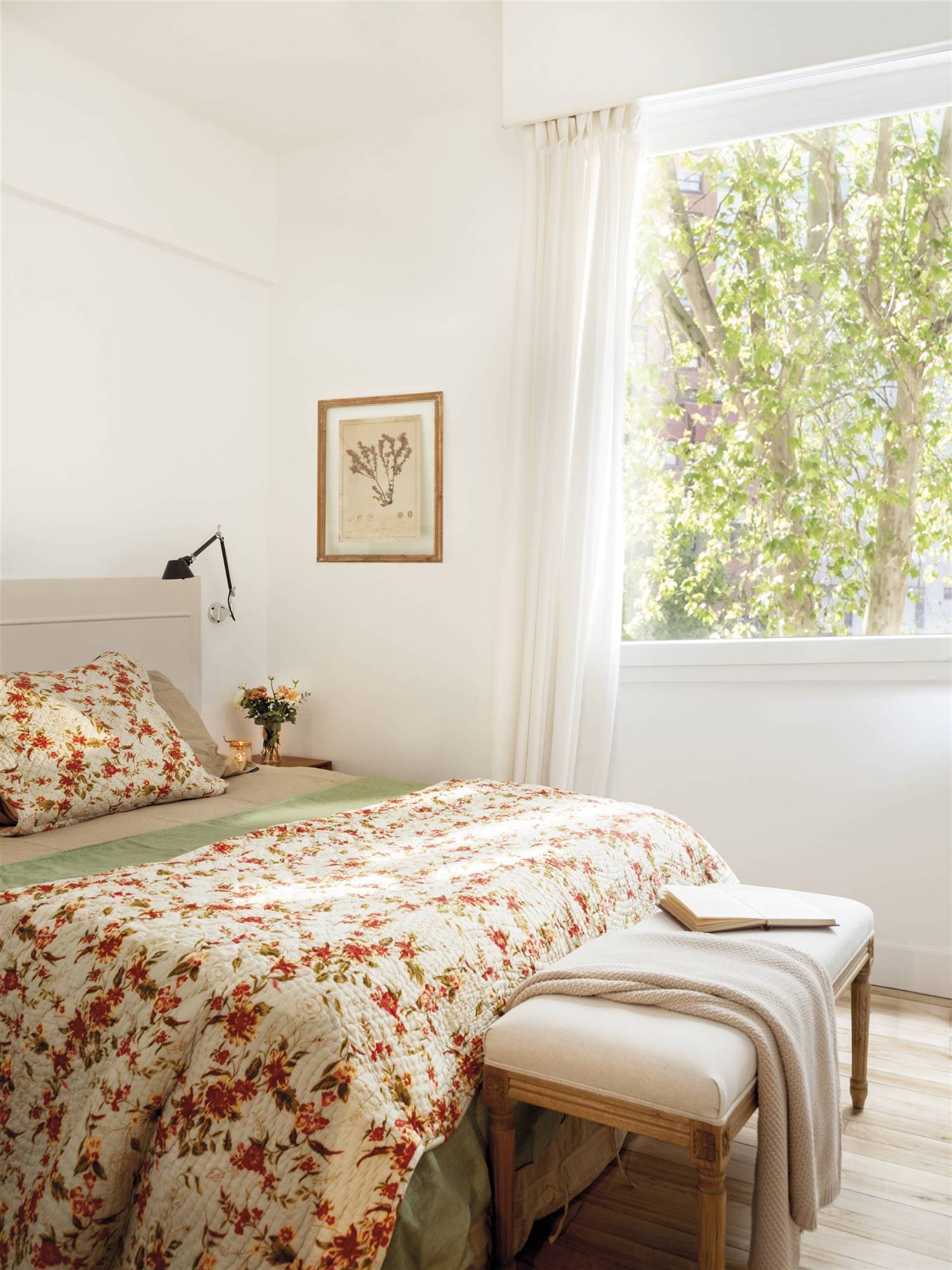 dormitorio con ropa de cama con estampado floral 00458376