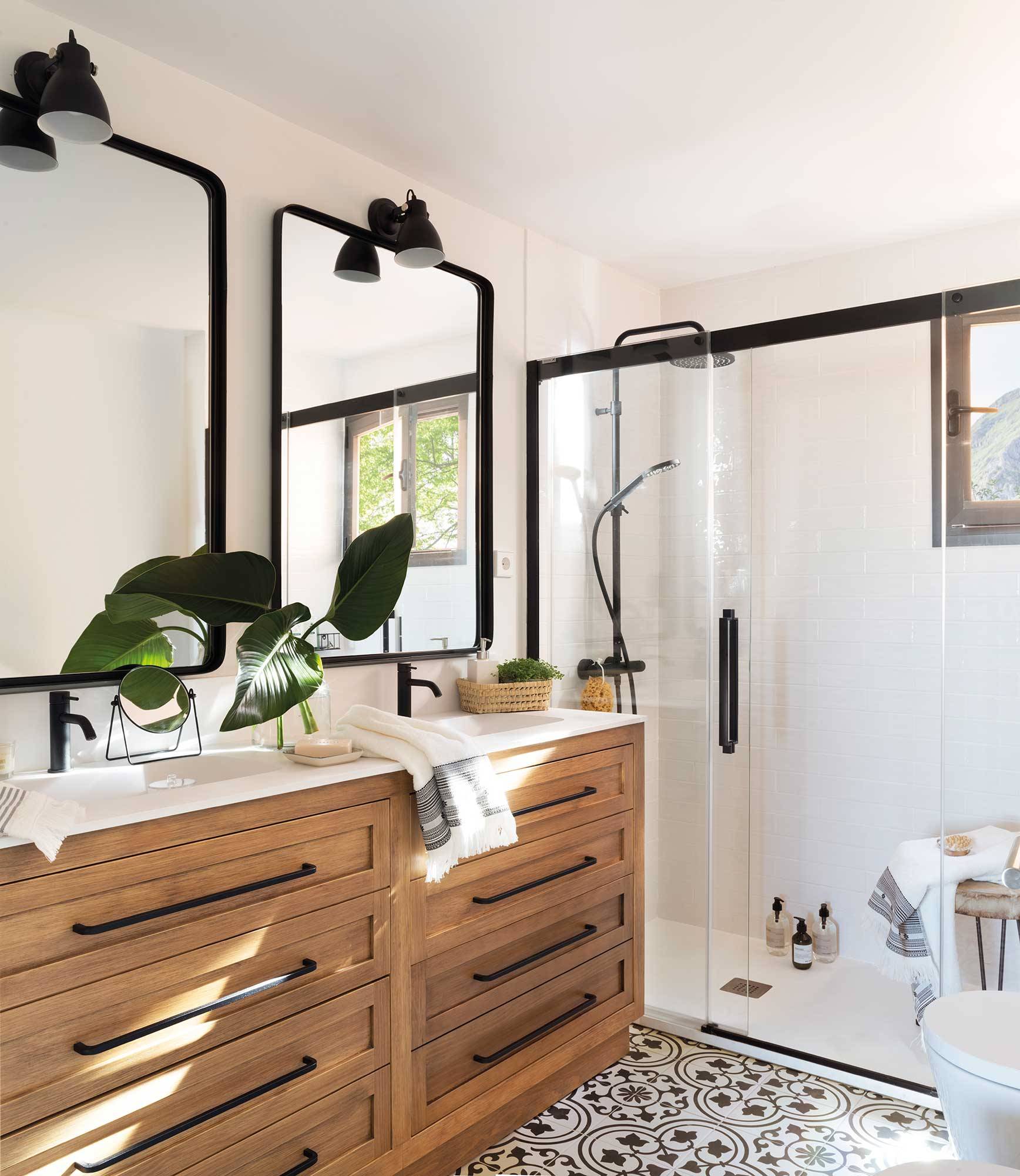 Baño con ducha, suelo porcelánico con mosaico y mueble bajolavabo de madera con dos lavamanos y dos espejos 00510667