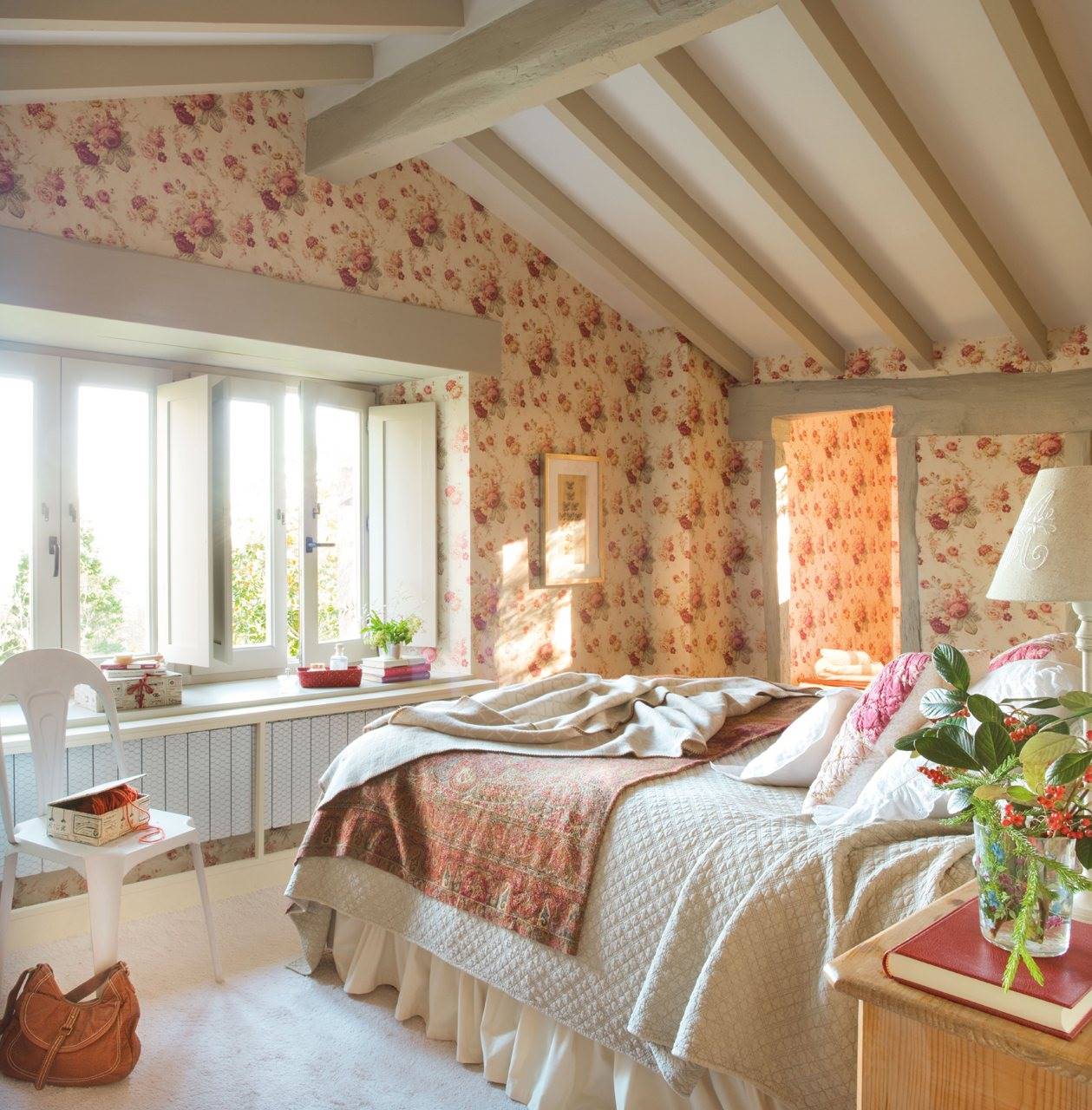 Casas en el bosque. Dormitorio con papel pintado floral. 