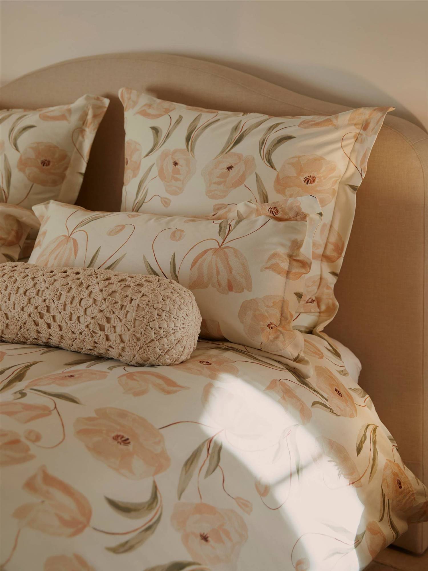 Tendencias de primavera de decoración. Funda de almohada de satén de algodón ecológico Aimee, diseño Candice Gray de Westwing