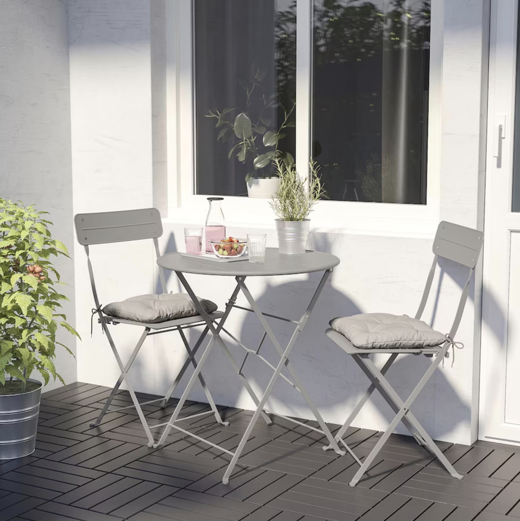 Ideas de IKEA para pisos pequeños 2022. Terraza pequeña con mesa y dos sillas de exterior gris SUNDSÖ.