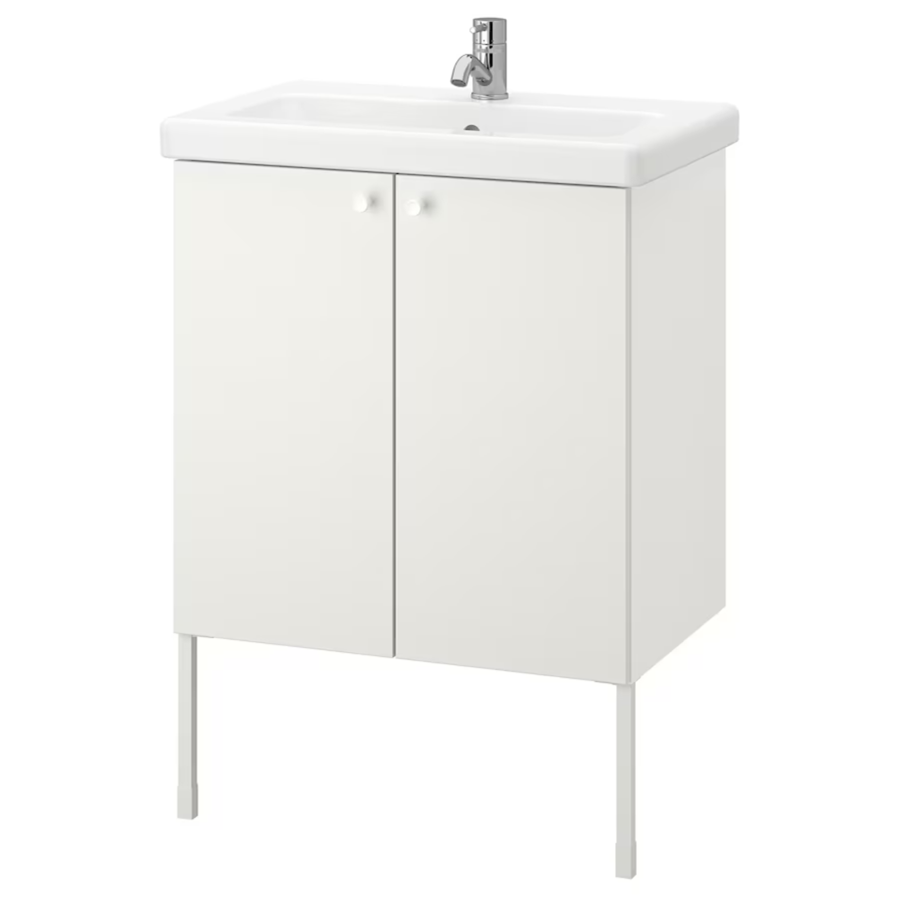 Ideas de IKEA para pisos pequeños 2022. Baño pequeño con armario de lavabo con dos puertas ENHET y TVÄLLEN.