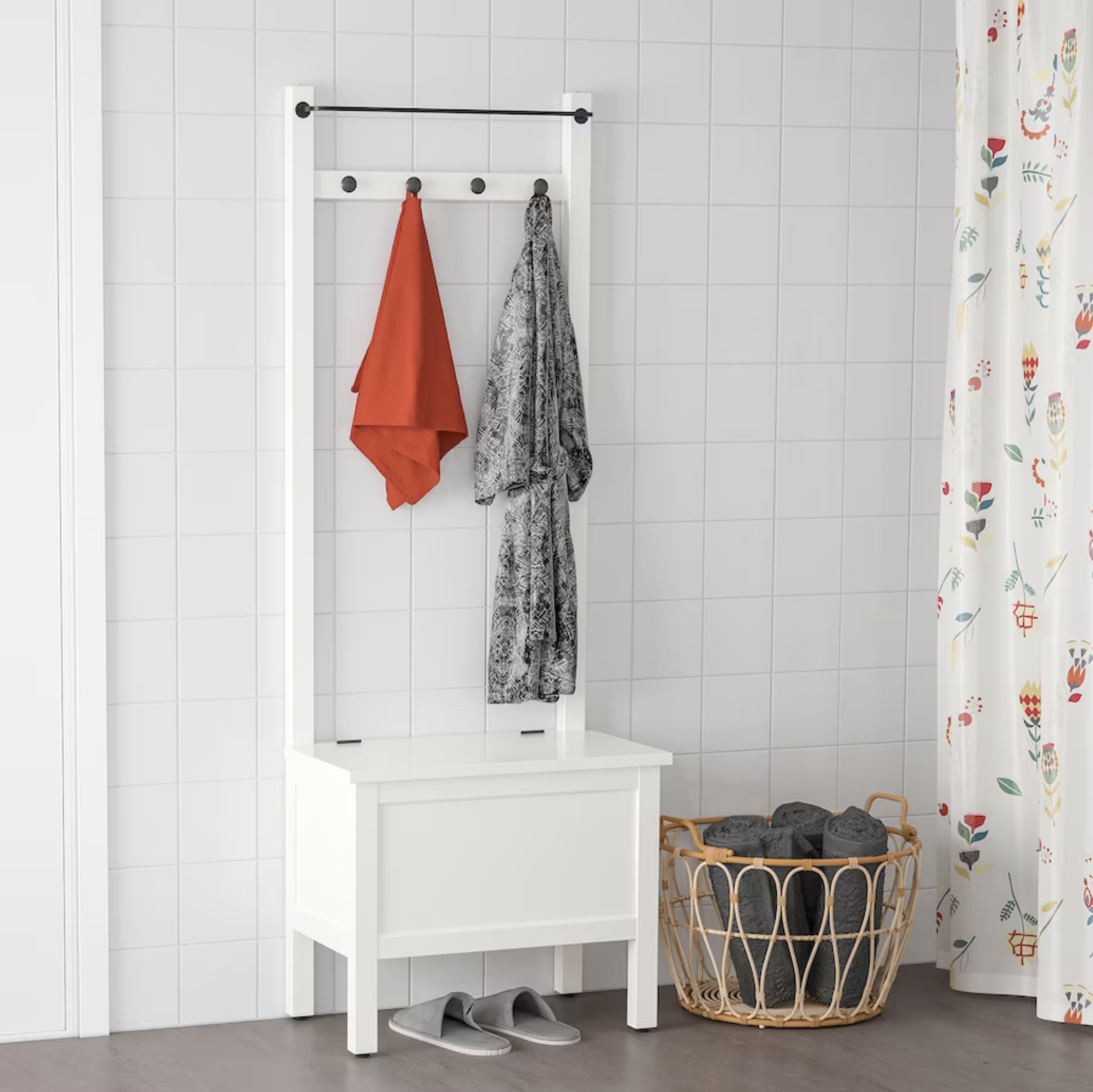 Ideas de IKEA para pisos pequeños 2022. Baño pequeño con el banco toallero con cuatro ganchos HEMNES.
