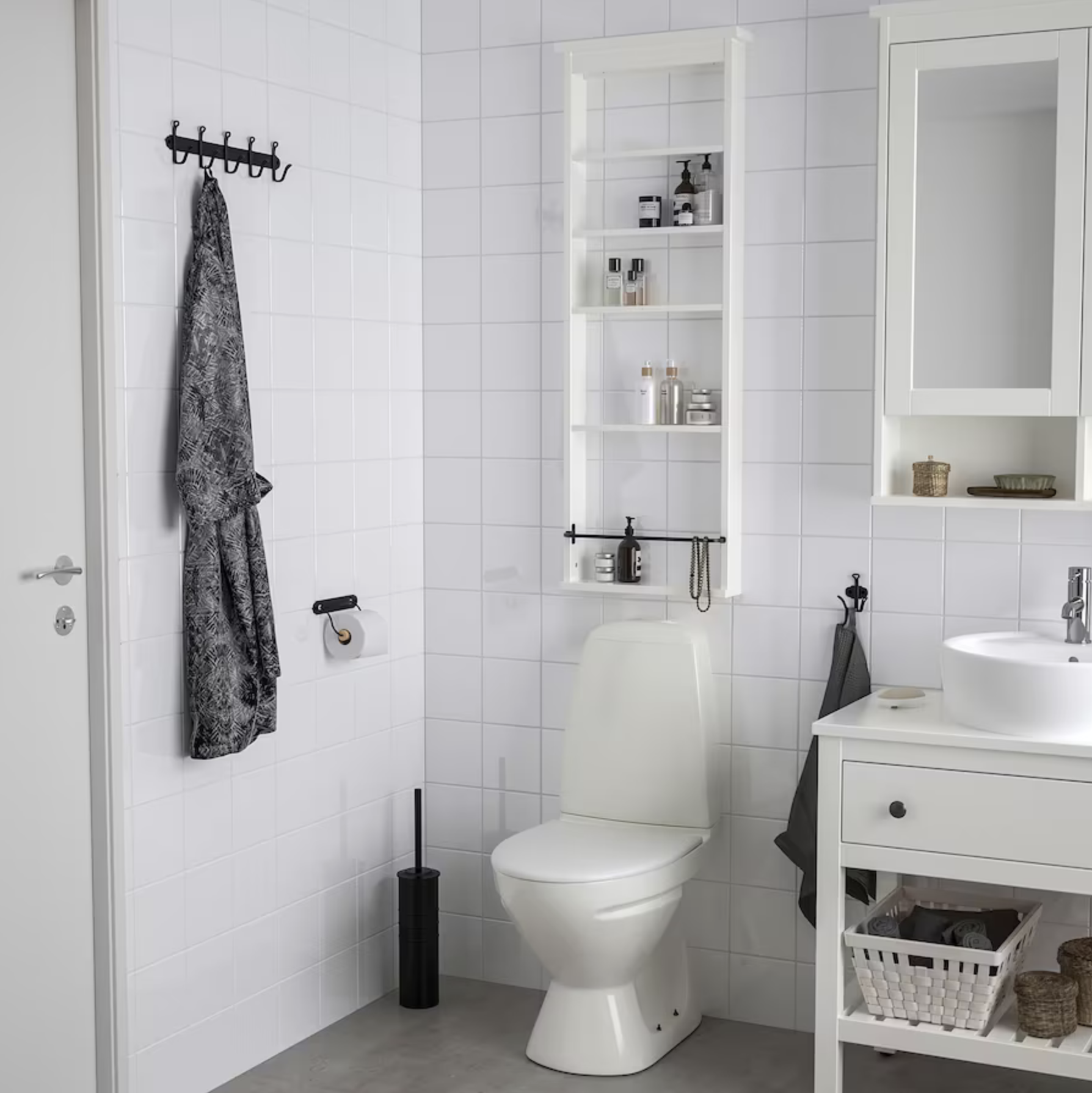 Baño pequeño con estante blanco HEMNES de IKEA.