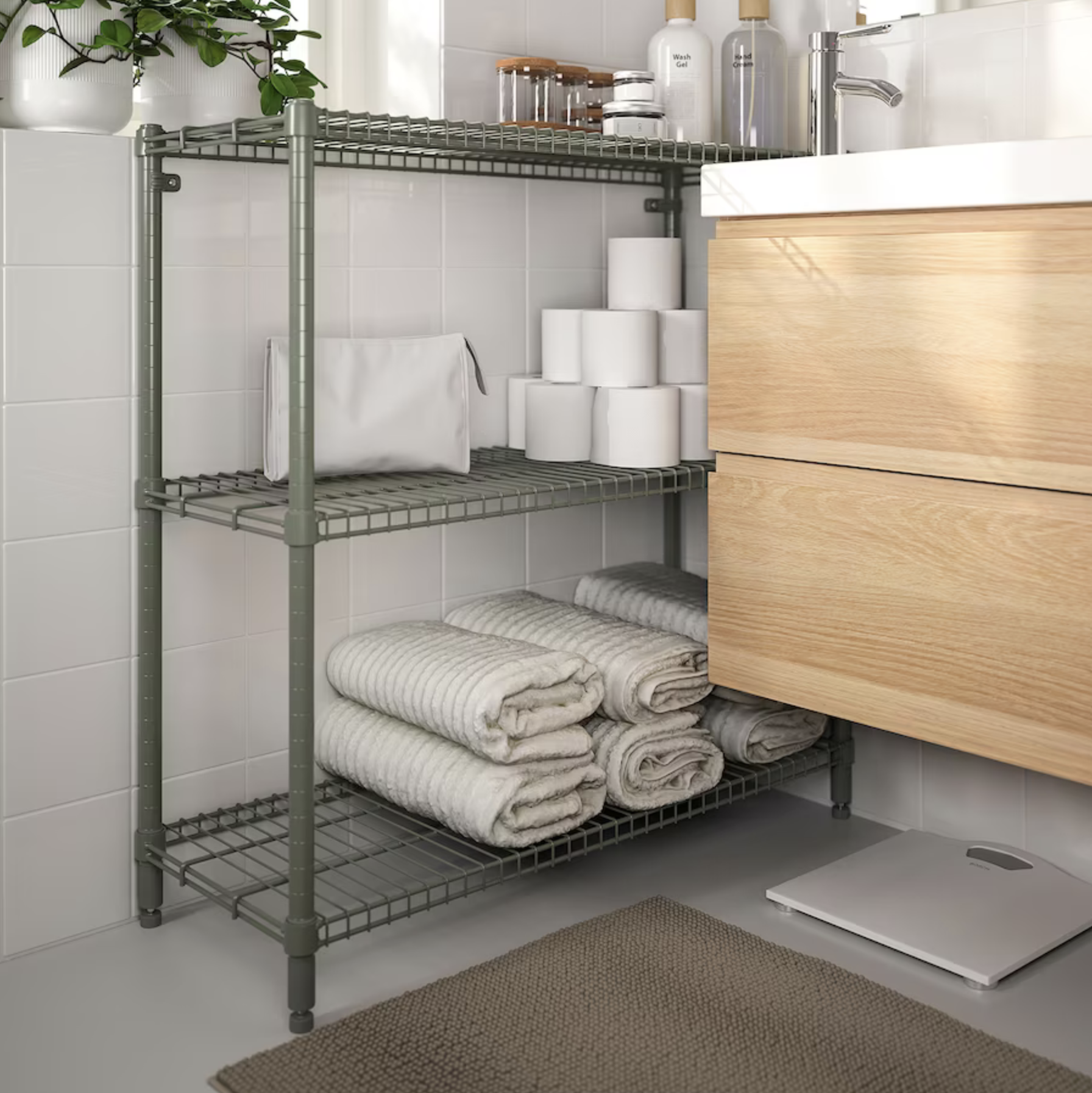 Ideas de IKEA para pisos pequeños 2022. Baños pequeños con estantería OMAR verde.