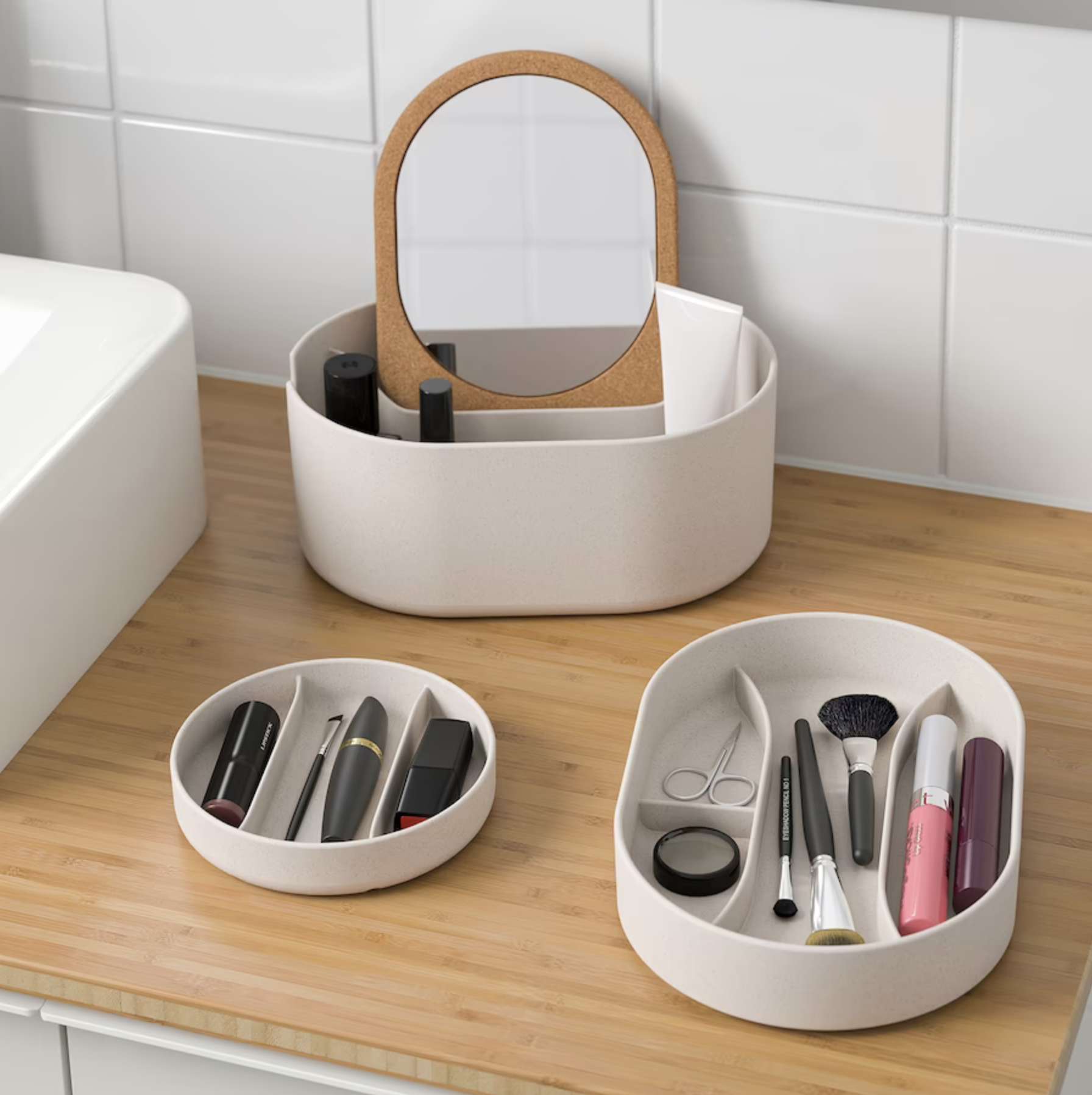 Ideas de IKEA para pisos pequeños 2022. Baños pequeños con la caja con tapa con espejo SAXBORGA.