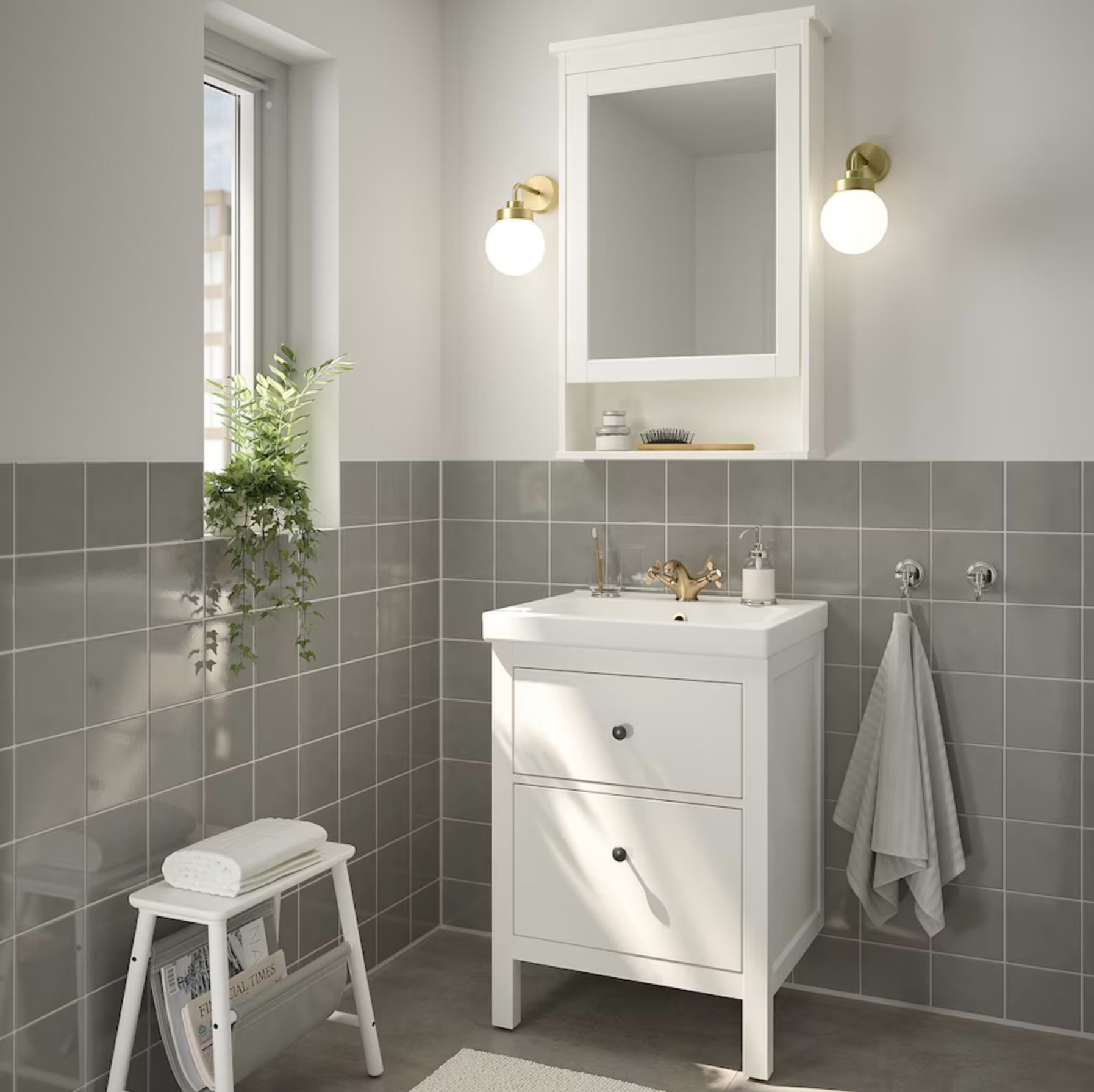 Baño pequeño con mueble de baño blanco y grifo dorado HEMNES y ODENSVIK de IKEA.