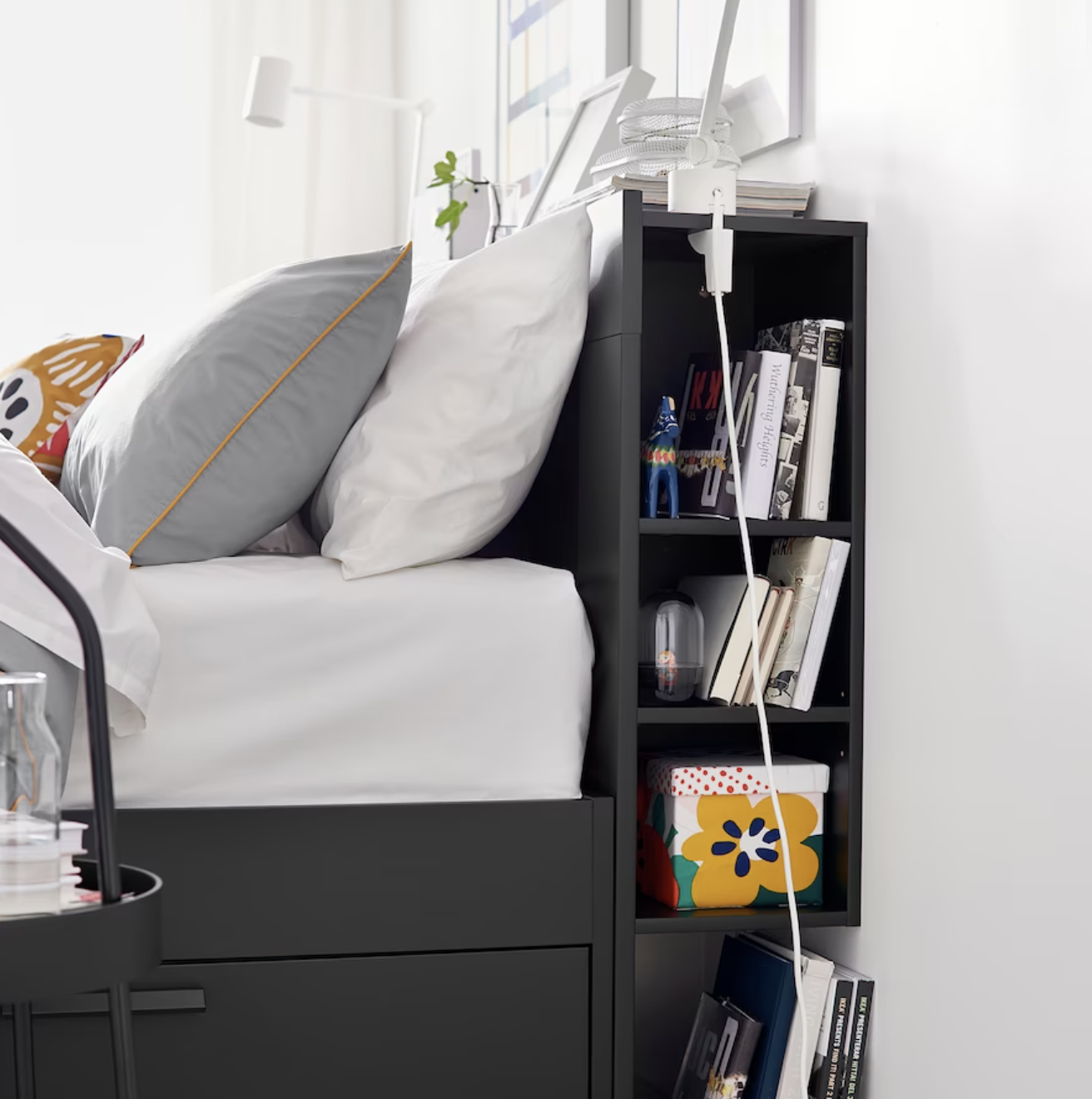 Ideas de IKEA para pisos pequeños 2022. Dormitorio pequeño con cabecero BRIMNES con compartimentos en negro.
