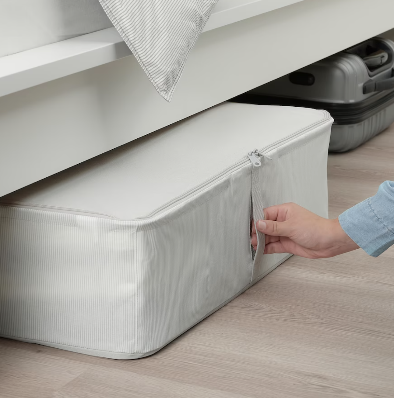 Ideas de IKEA para pisos pequeños 2022. Dormitorio pequeño con caja de tela HEMMAFIXARE gris.