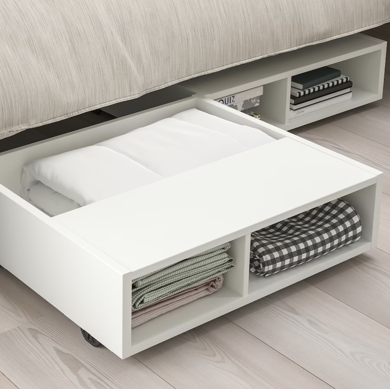 Ideas de IKEA para pisos pequeños 2022. Dormitorio pequeño con cajón para cama FREDVANG blanco.