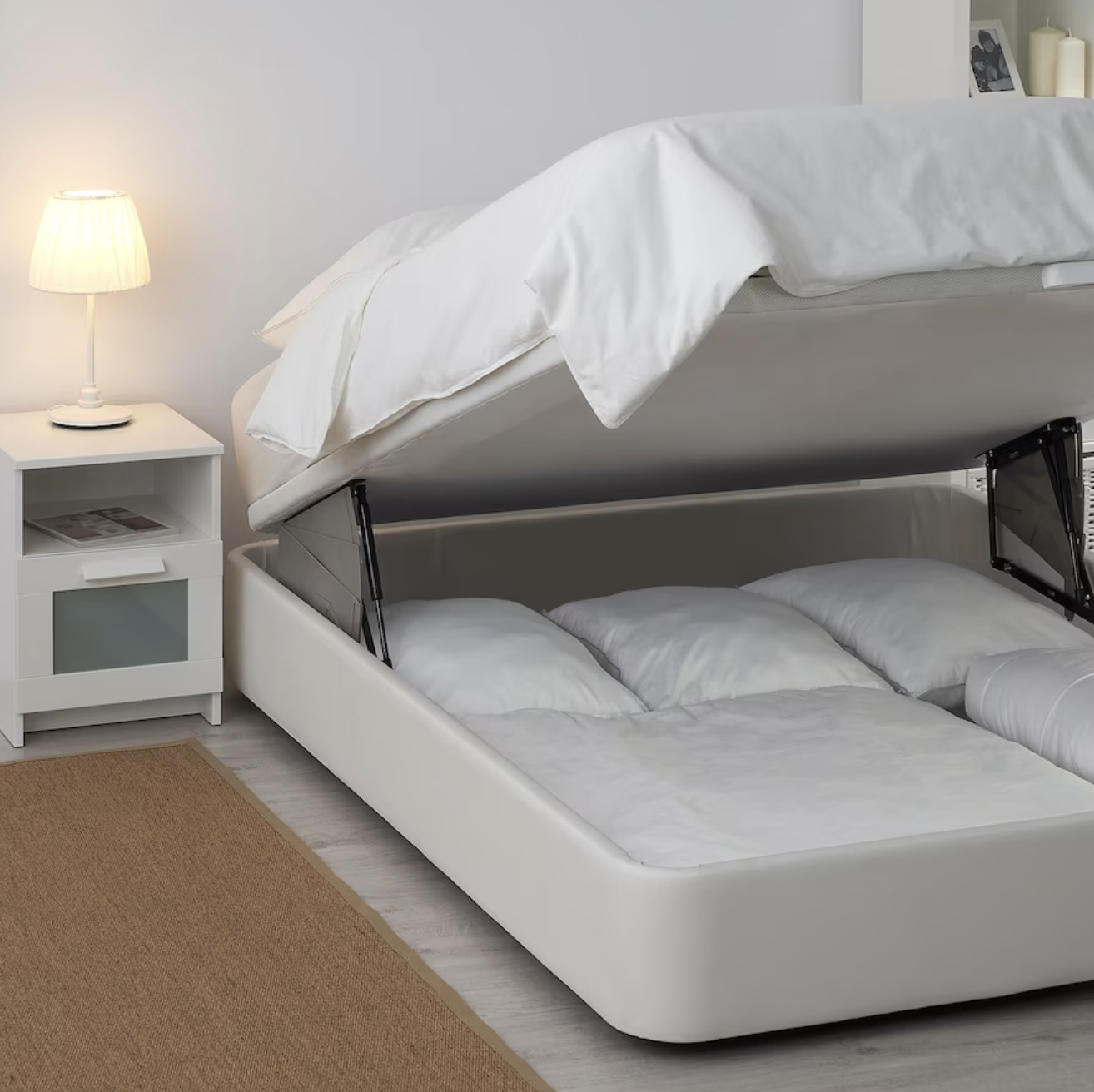 Ideas de IKEA para pisos pequeños 2022. Dormitorio pequeño con cama KVITSÖY con canapé tapizado.