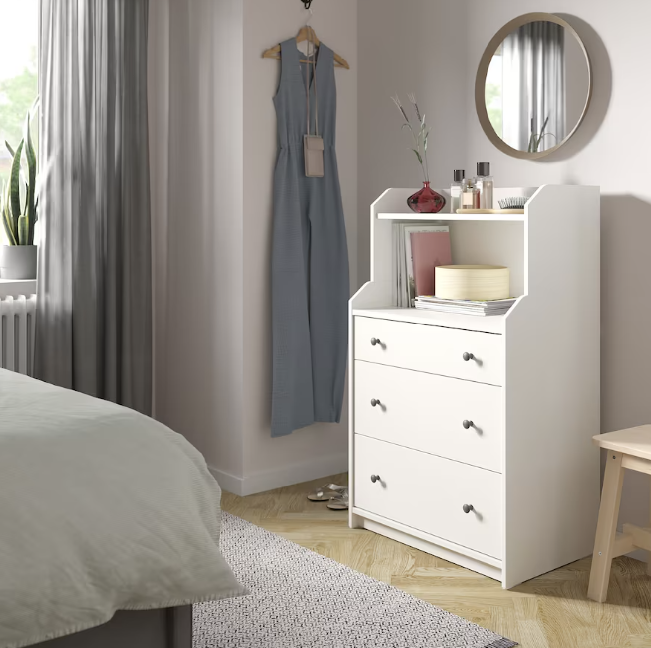 Ideas de IKEA para pisos pequeños 2022. Dormitorio pequeño con cómoda HAUGA con tres cajones.