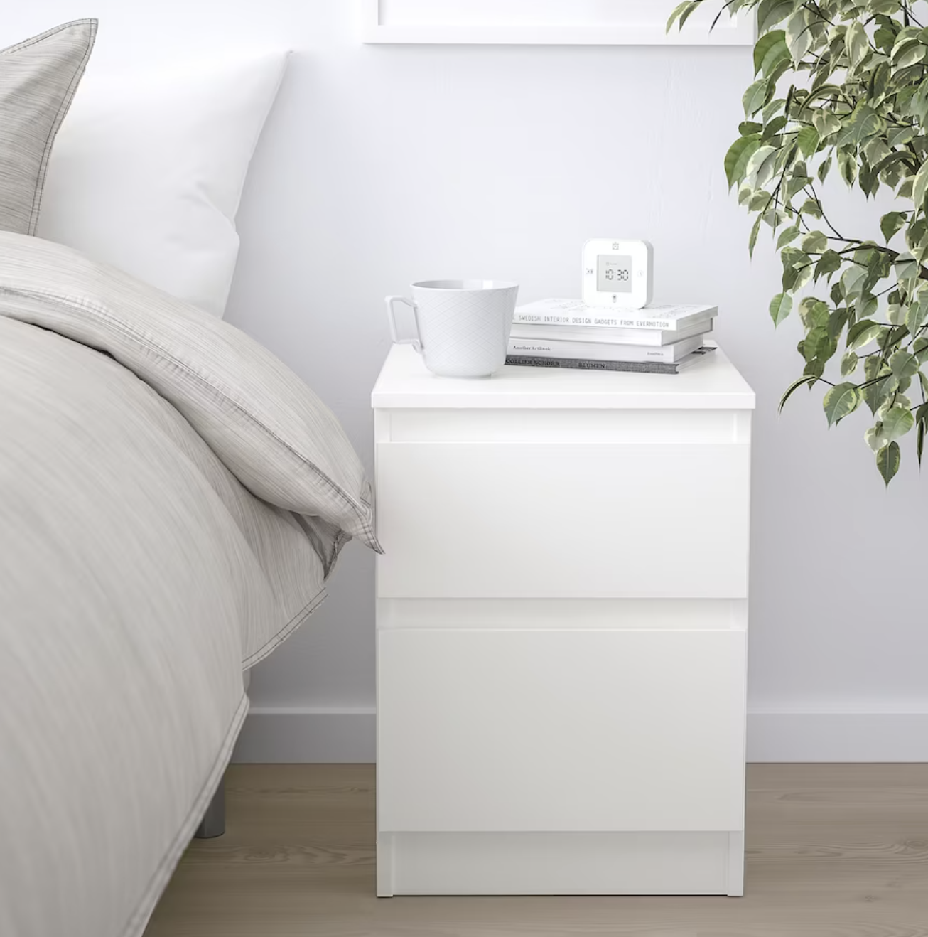 Dormitorio pequen~o con co´moda KULLEN blanca de IKEA.