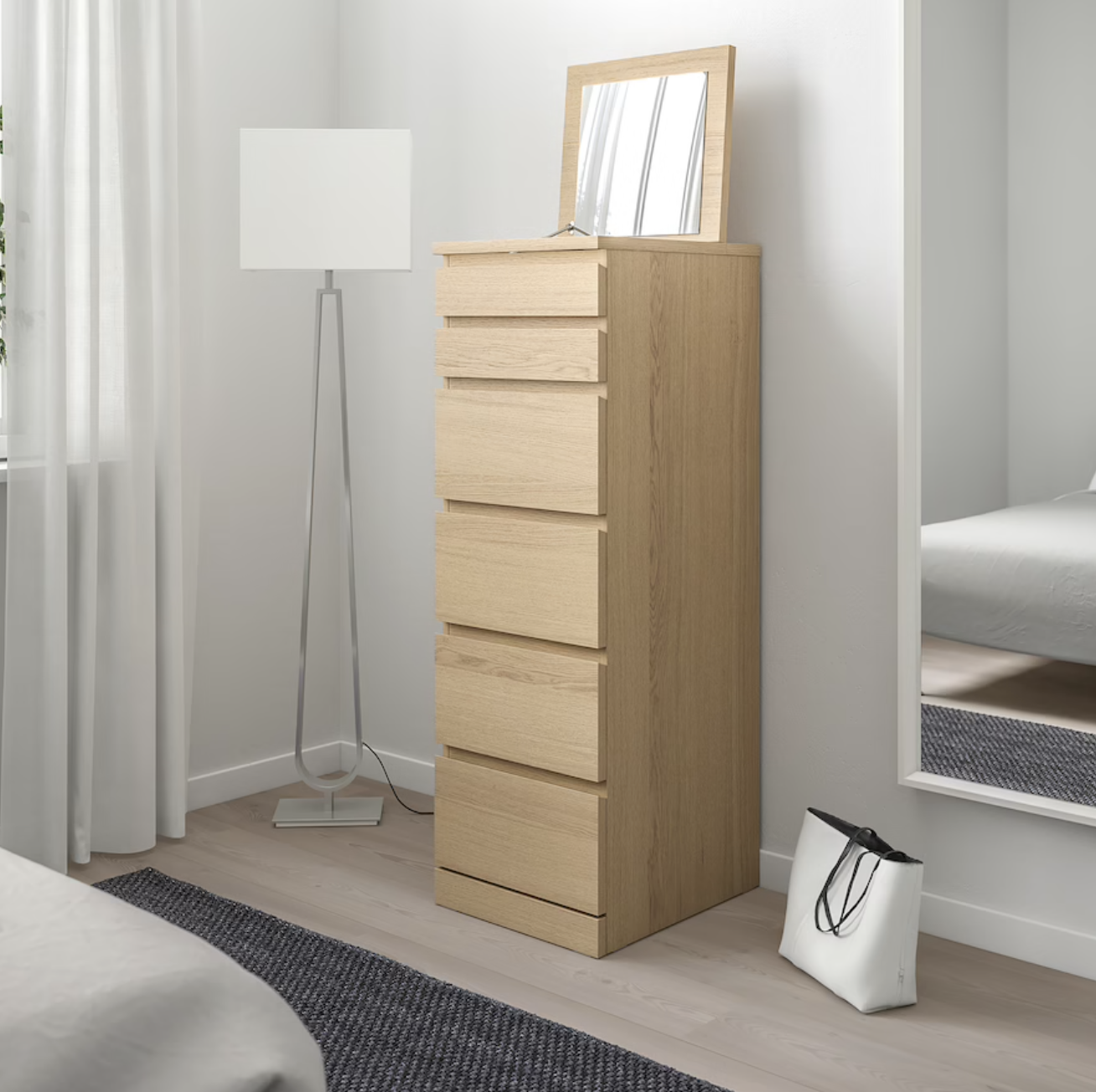 Ideas de IKEA para pisos pequeños 2022. Dormitorio pequeño con cómoda MALM roble.