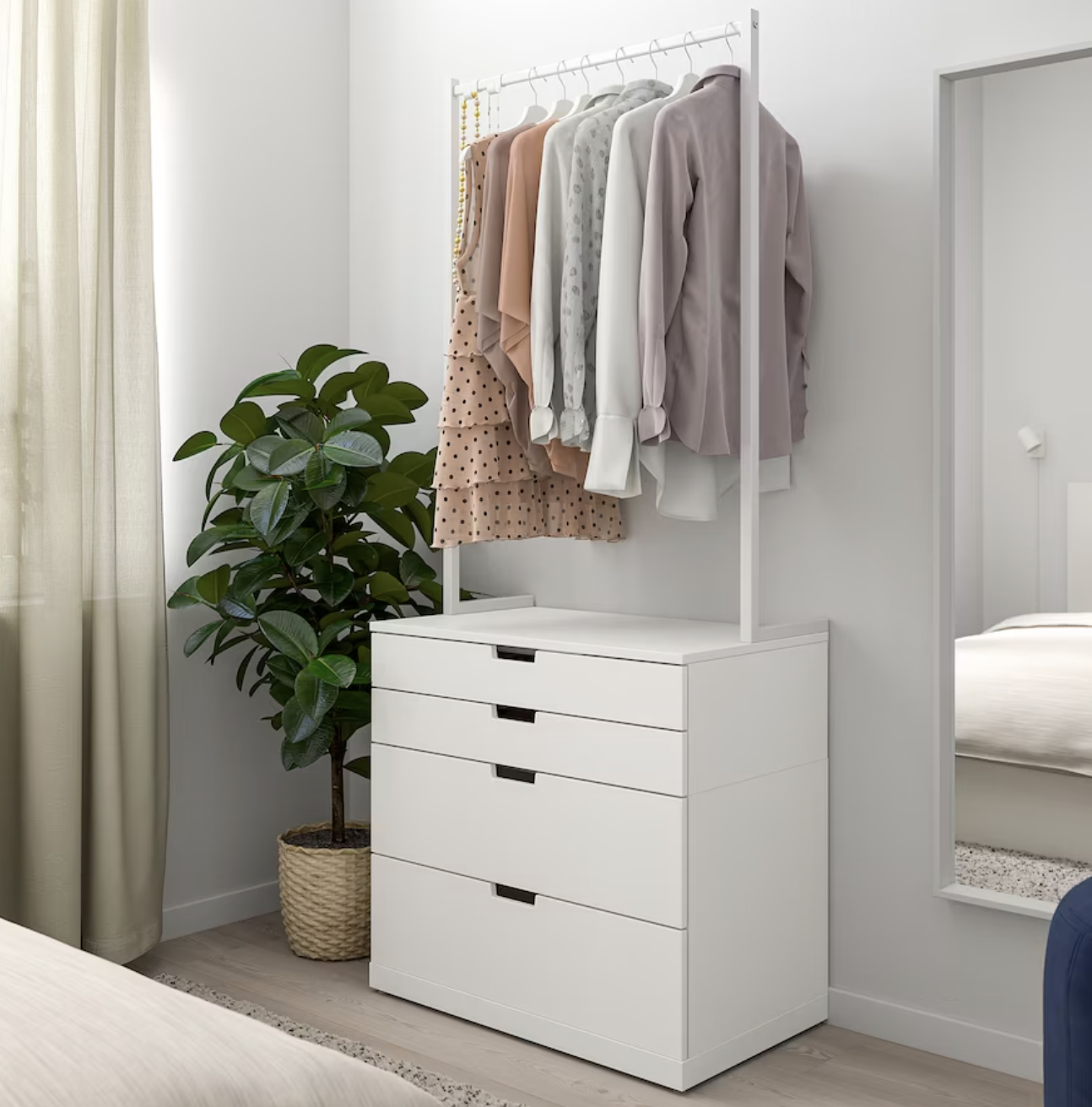 Ideas de IKEA para pisos pequeños 2022. Dormitorio pequeño con cómoda NORDLI con colgador.