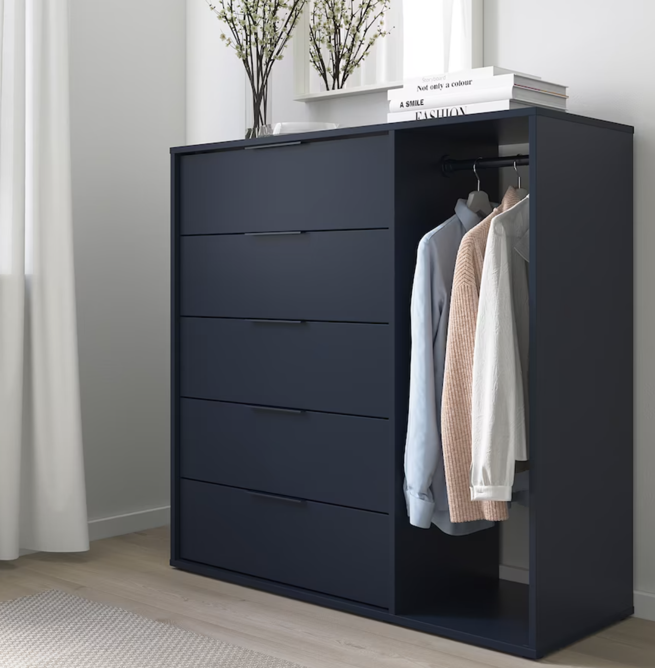 Ideas de IKEA para pisos pequeños 2022. Dormitorio pequeño con cómoda NORDMELA con barra en azul.