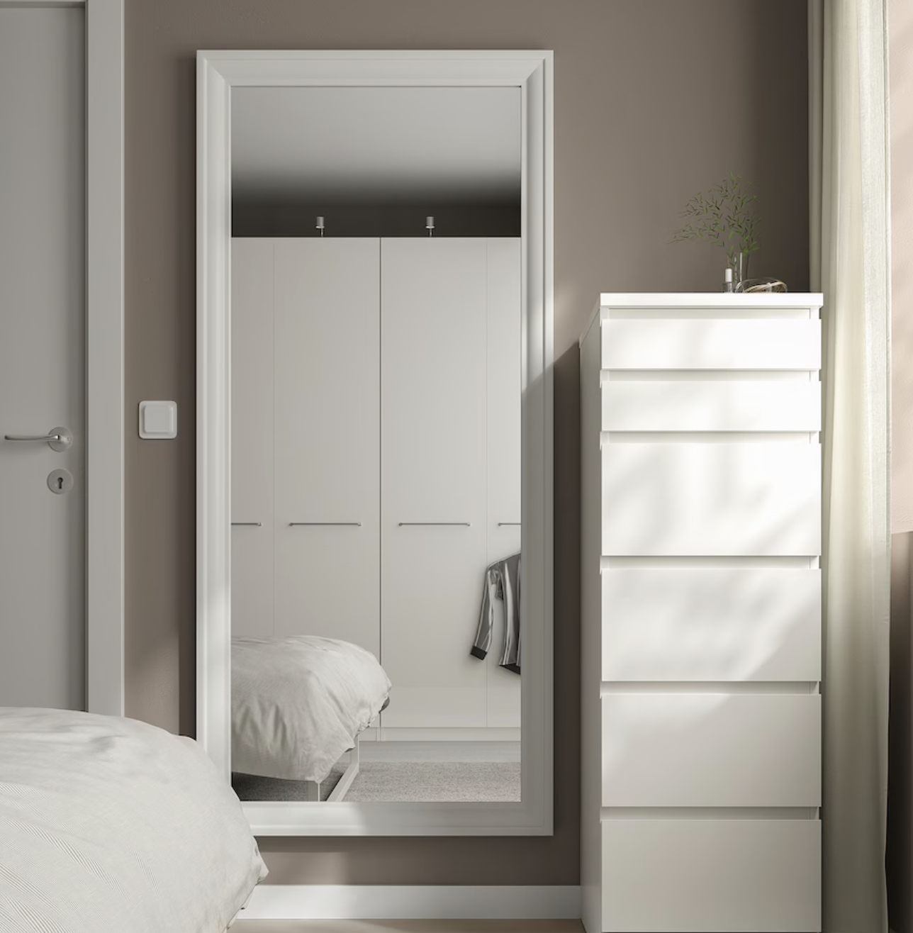 Dormitorio pequen~o con espejo de pared TOFTBYN blanco de iKEA.