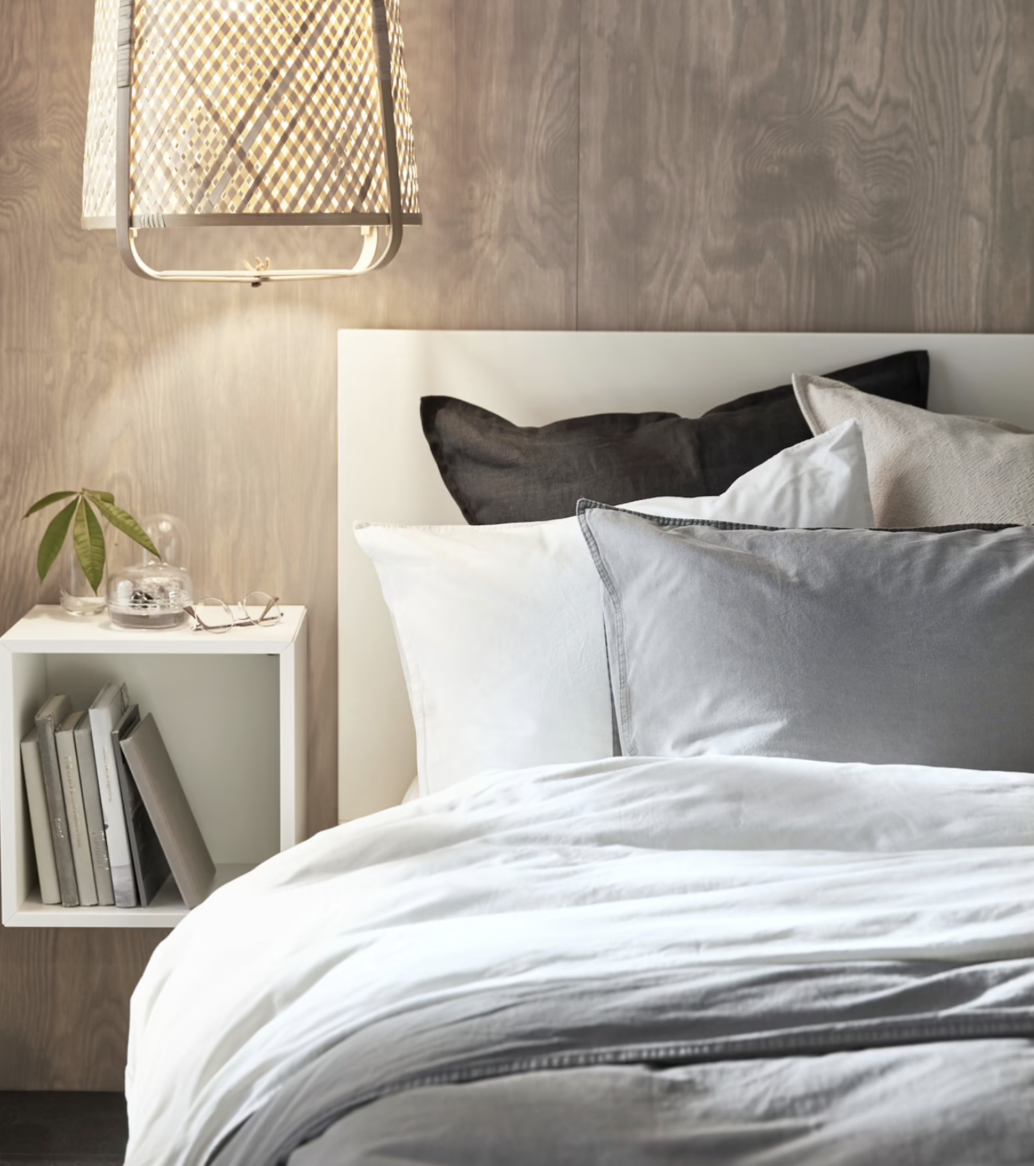 Ideas de IKEA para pisos pequeños 2022. Dormitorio pequeño con estantería de pared EKET en blanco.