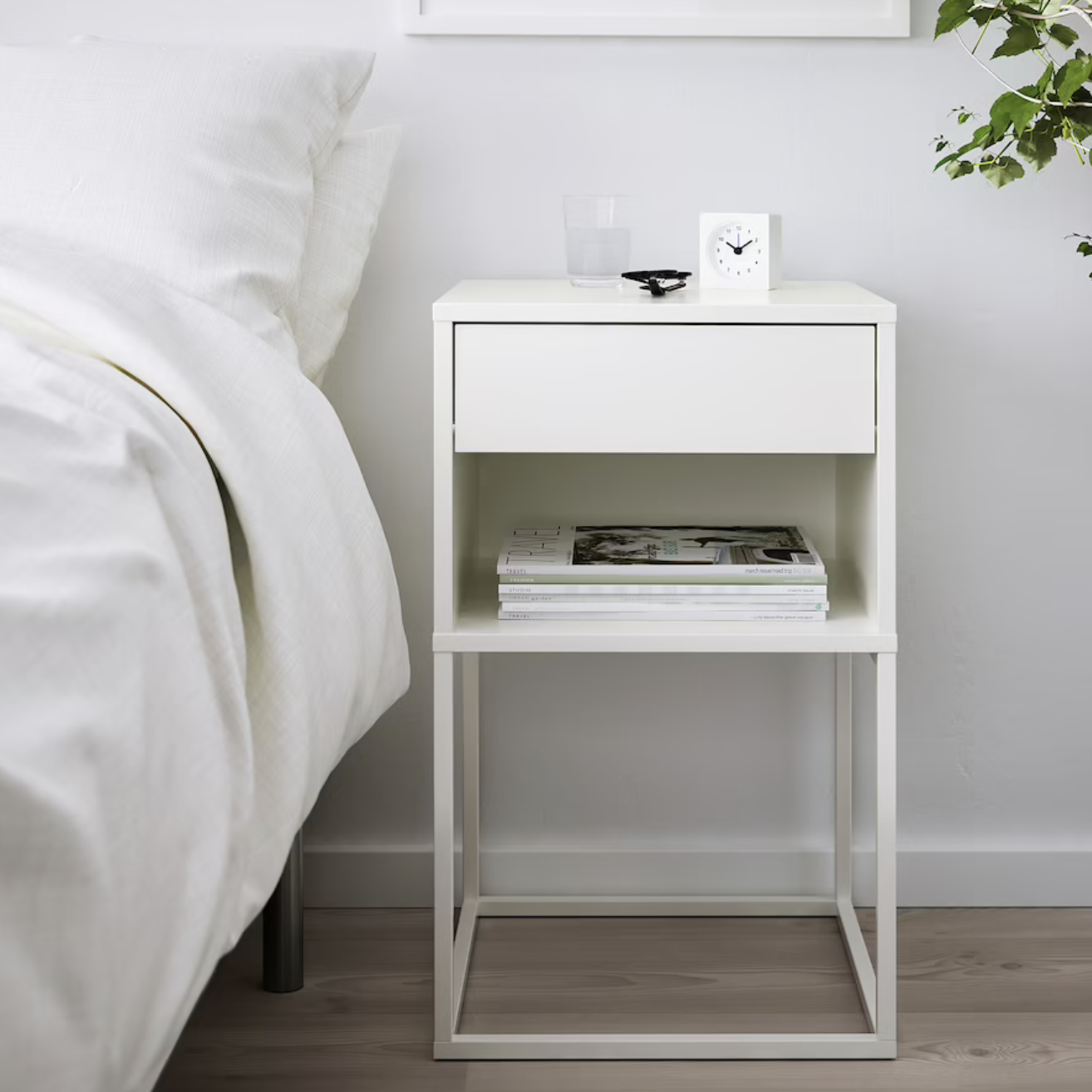 Dormitorio pequen~o con mesita de noche VIKHAMMER blanca de IKEA.
