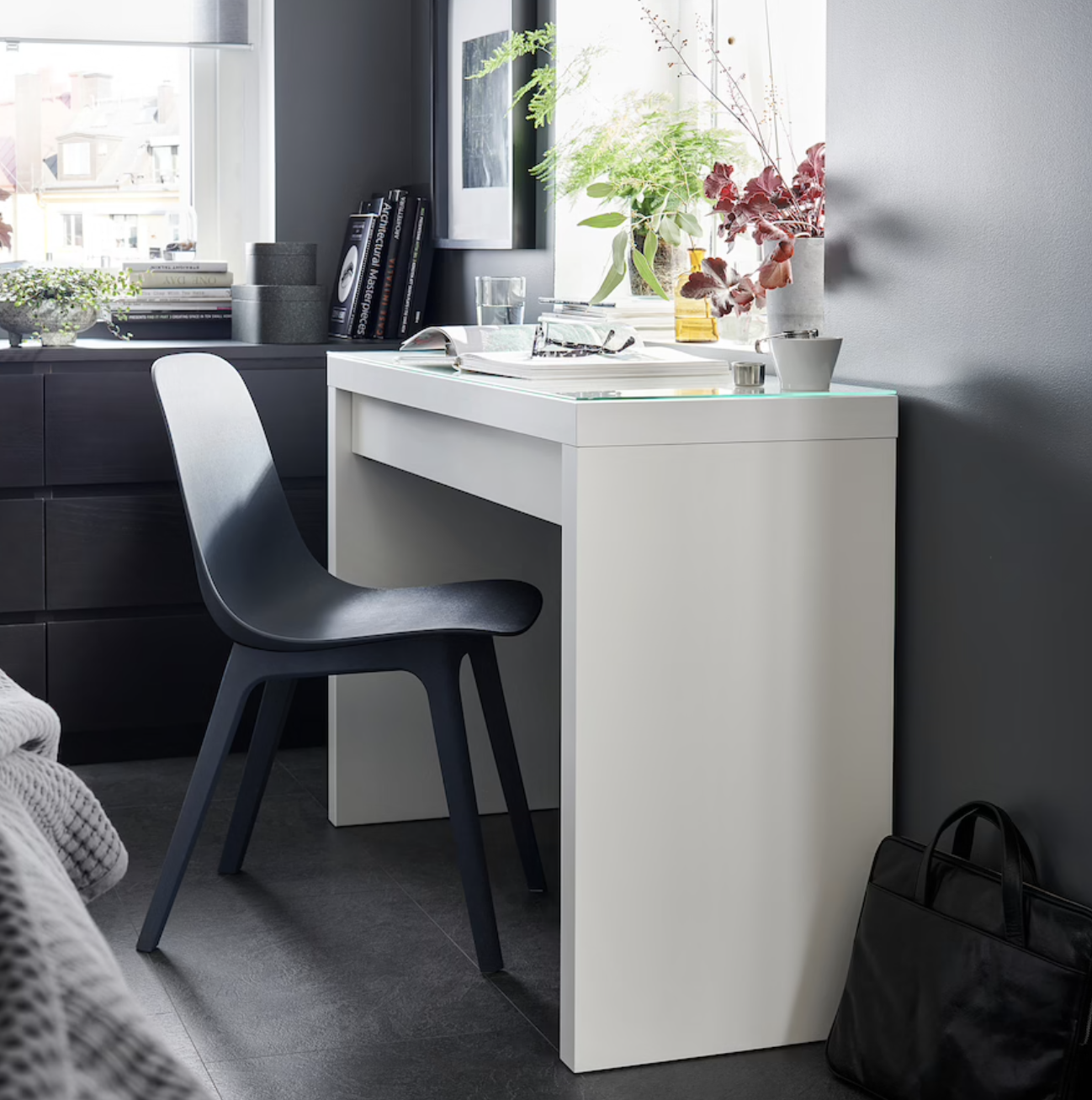 Ideas de IKEA para pisos pequeños 2022. Dormitorio pequeño con tocador MALM en blanco.
