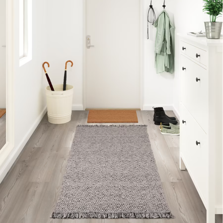 Ideas de IKEA para pisos pequeños 2022. Recibidor pequeño con alfombra RÖRKÄR negro.