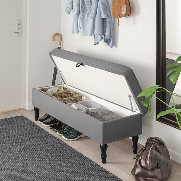 Ideas de IKEA para pisos pequeños 2022. Recibidor pequeño con banco STOCKSUND gris.