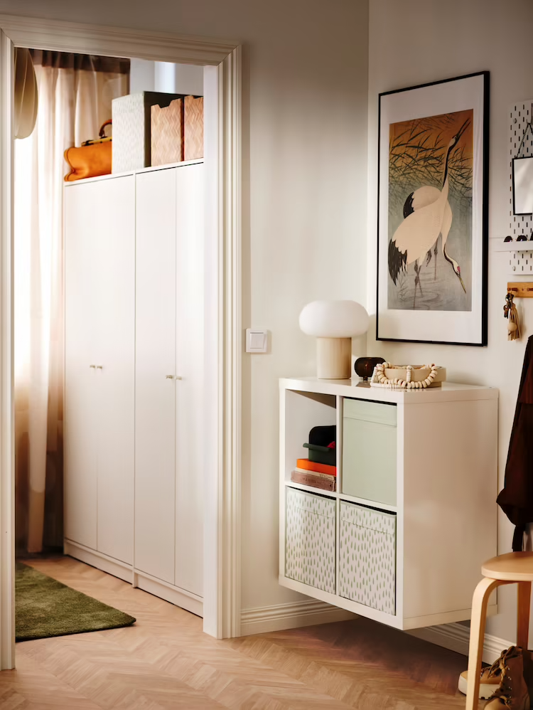 Ideas de IKEA para pisos pequeños 2022. Recibidor pequeño con estantería KALLAX blanco.
