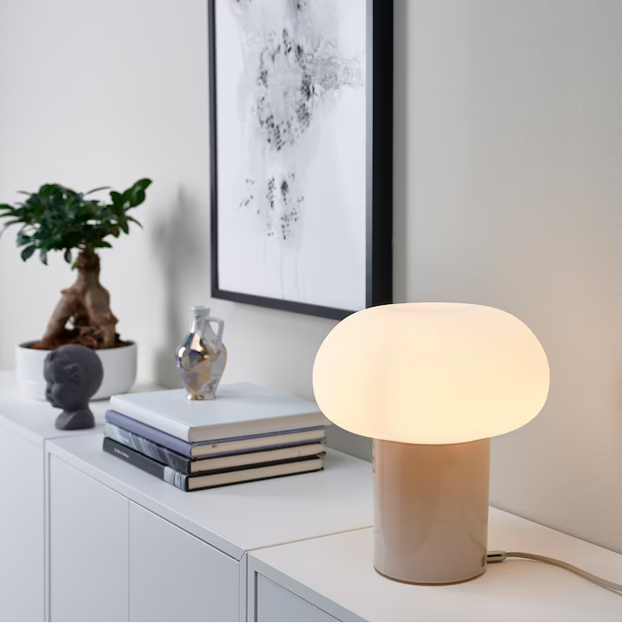 Ideas de IKEA para pisos pequeños 2022. Salón pequeño con lampara mesa DEJSA beige blanco.