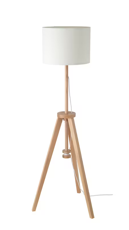 Ideas de IKEA para pisos pequeños 2022. Salón pequeño con lampara pie LAUTERS blanco.