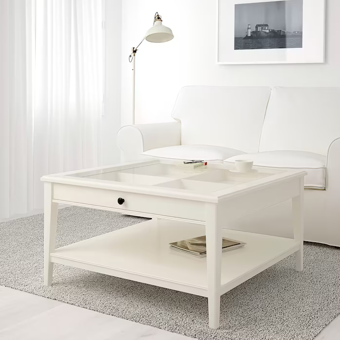 Salón pequen~o con mesa centro LIATORP blanco de IKEA.