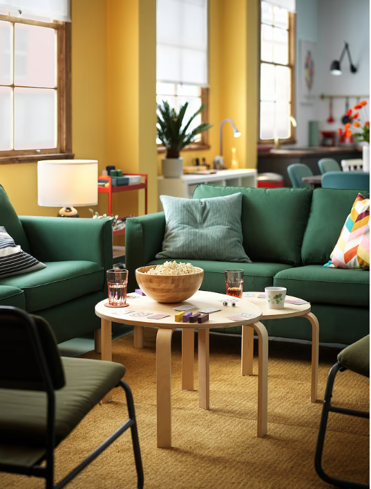 Ideas de IKEA para pisos pequeños 2022. Salón pequeño con mesas pequeñas SVALSTA mesa nido.