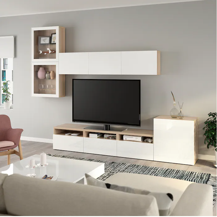 Salón pequen~o con mueble tv BESTÅ LACK madera de IKEA.