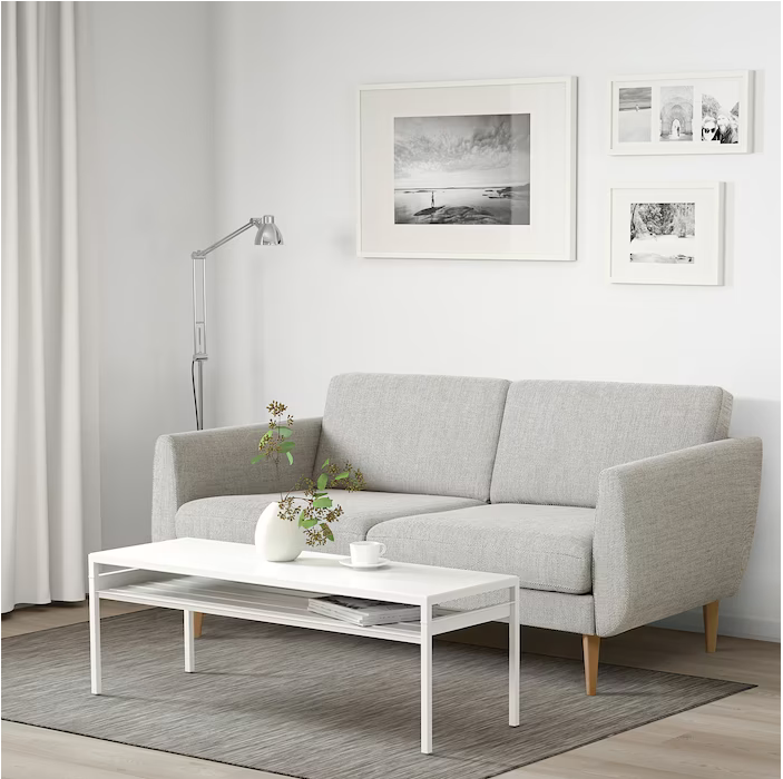 Ideas de IKEA para pisos pequeños 2022. Salón pequeño con sofá SMEDSTORP 3 plazas gris.