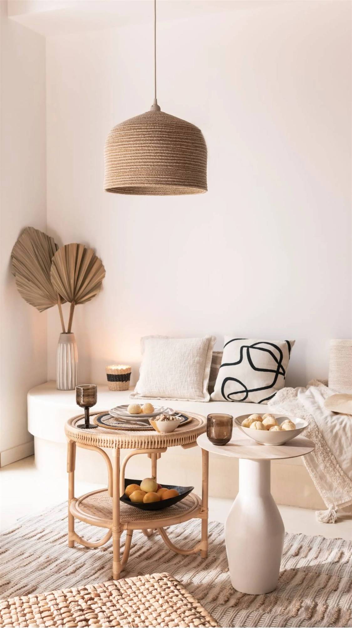 Tendencias de primavera de decoración. Mesa auxiliar en blanco y beige EMNA de Maisons du Monde