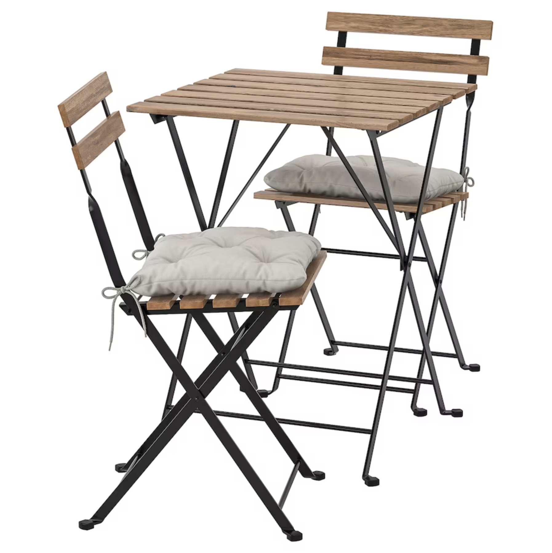 Ideas de ikea para pisos pequeños 2022. Terraza pequeña con mesa y dos sillas de exterior en madera y negro TÄRNÖ. 